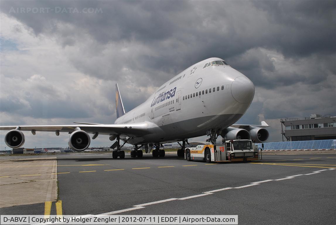 D-ABVZ, 2001 Boeing 747-430 C/N 29870, For 8 Euros I´ve got such a invaluable view and much more of them. Let me recomment the 45 minutes airport tour to you!