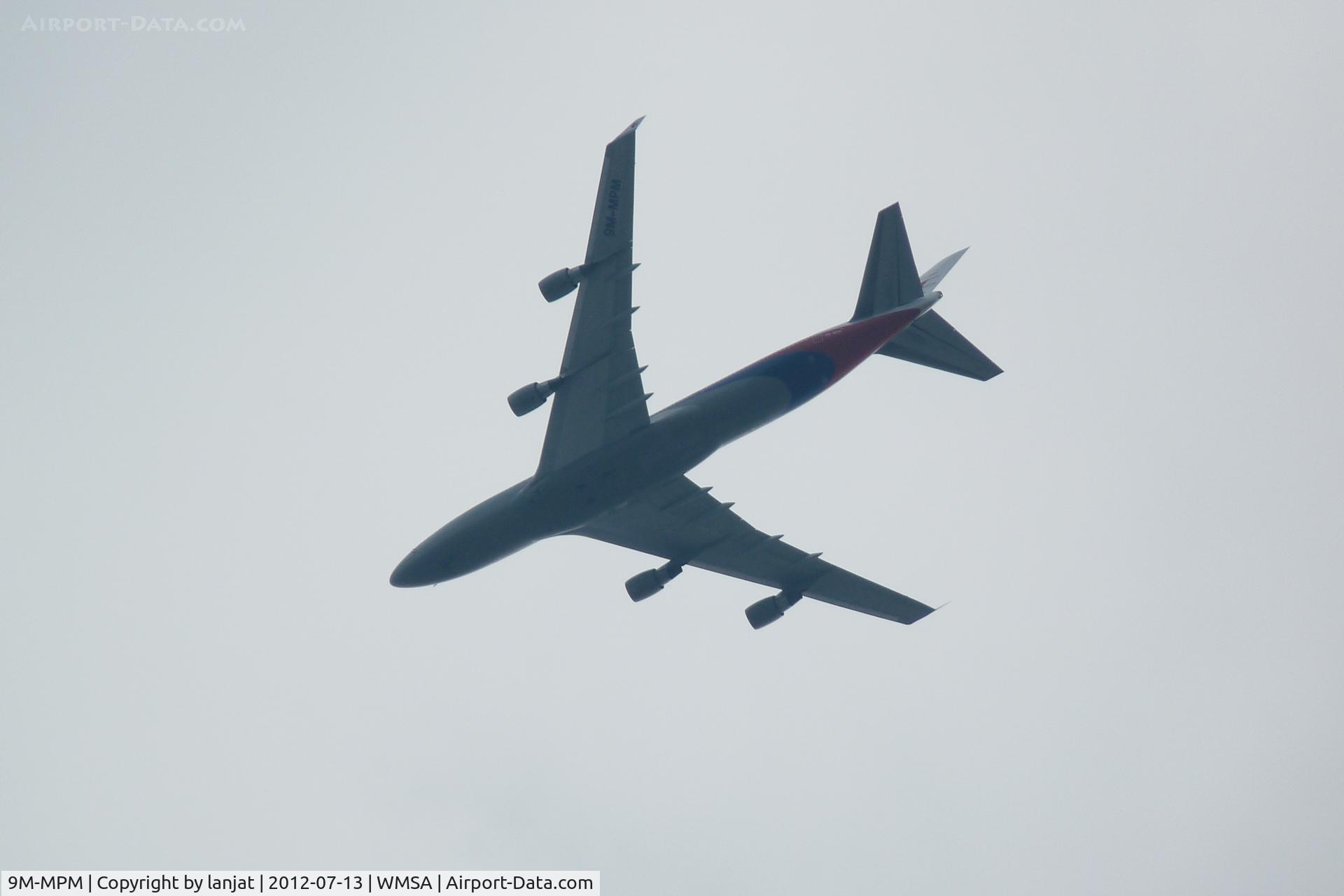 9M-MPM, 1998 Boeing 747-4H6 C/N 28435, Over WMSA towards WMKK 14L