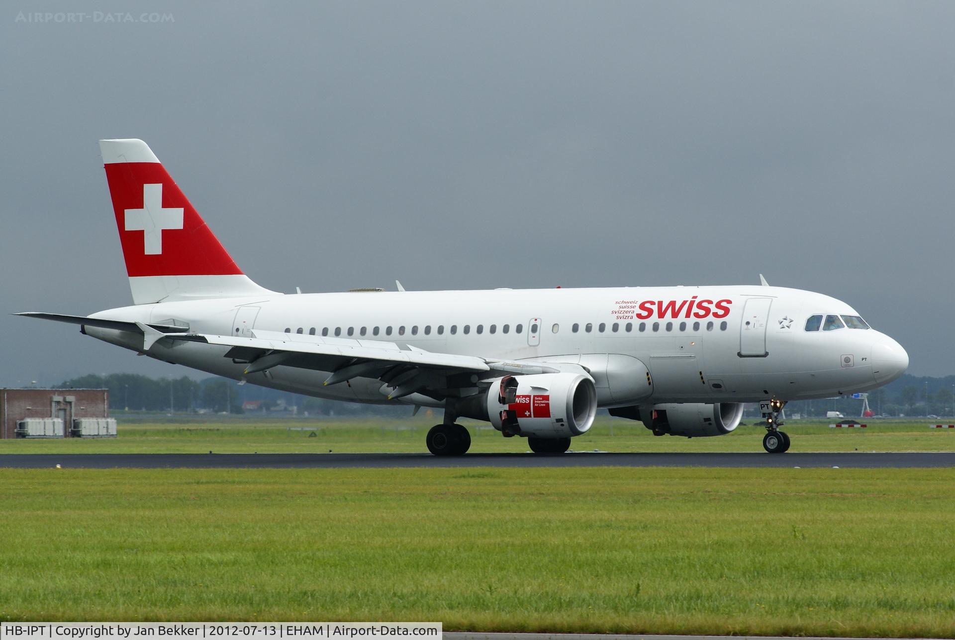 HB-IPT, 1997 Airbus A319-112 C/N 727, Just after landing on the 
