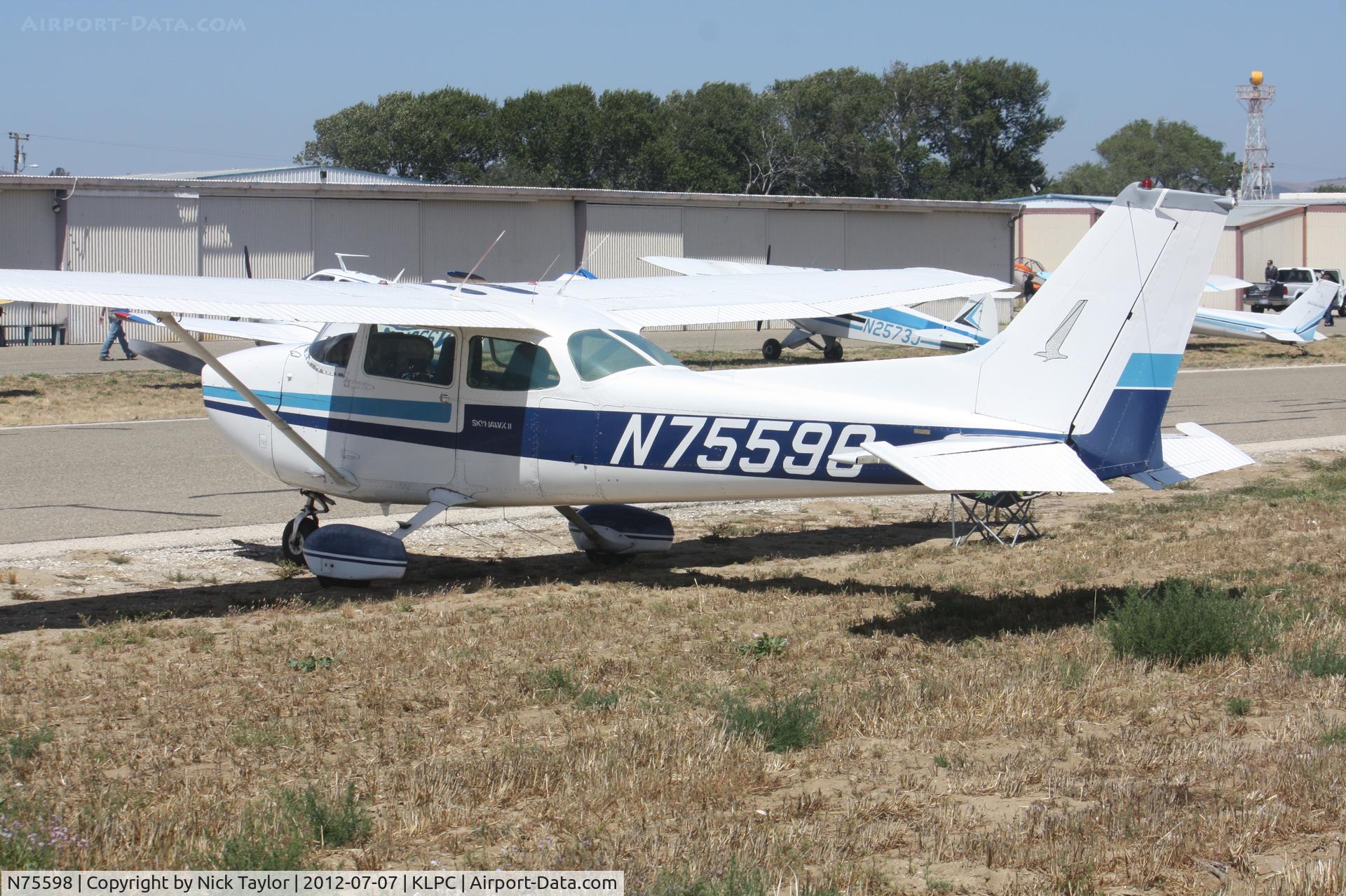 N75598, 1976 Cessna 172N C/N 17267839, Parked in the dirt