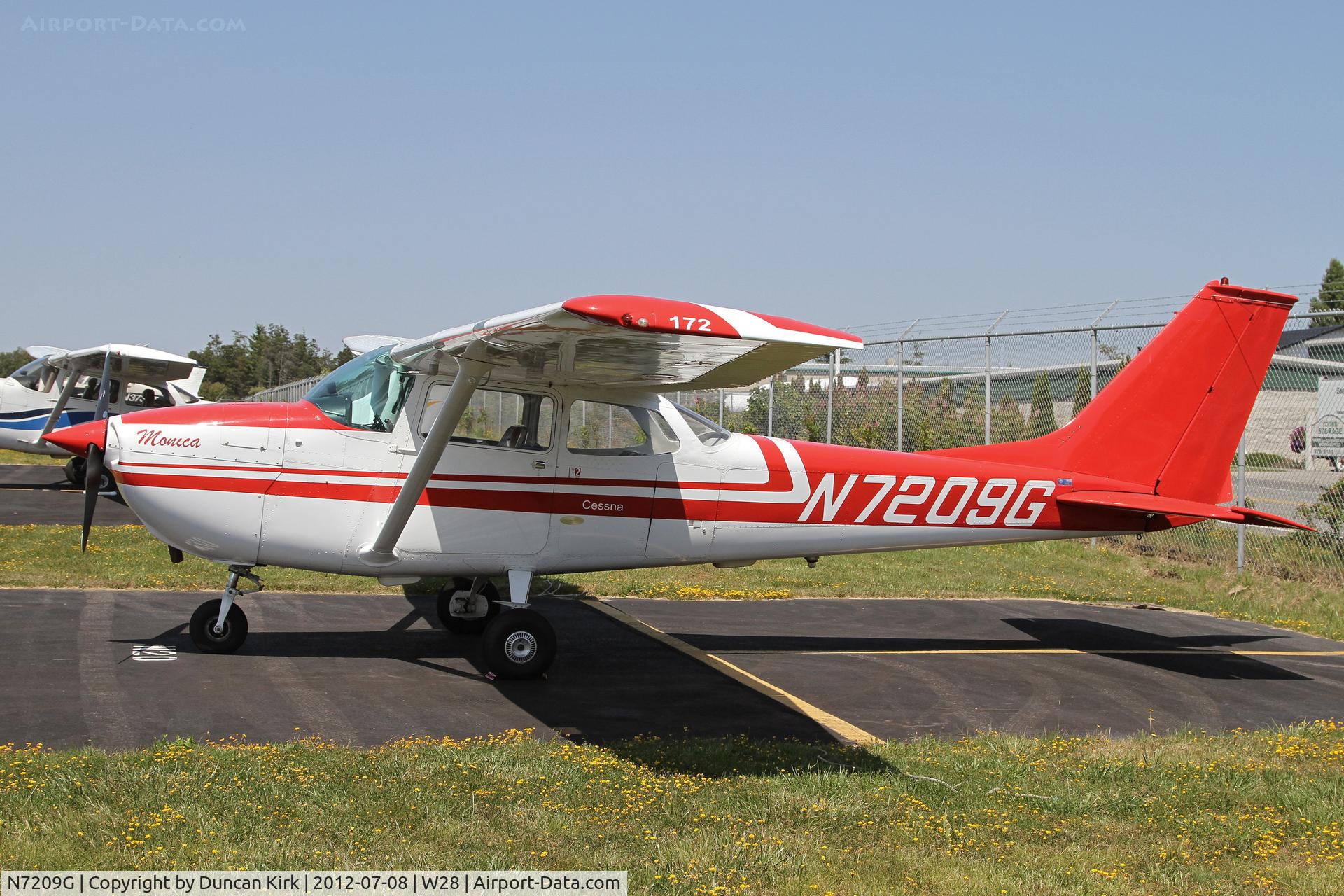 N7209G, 1969 Cessna 172K Skyhawk C/N 17258909, Basking in the sun at Sequim