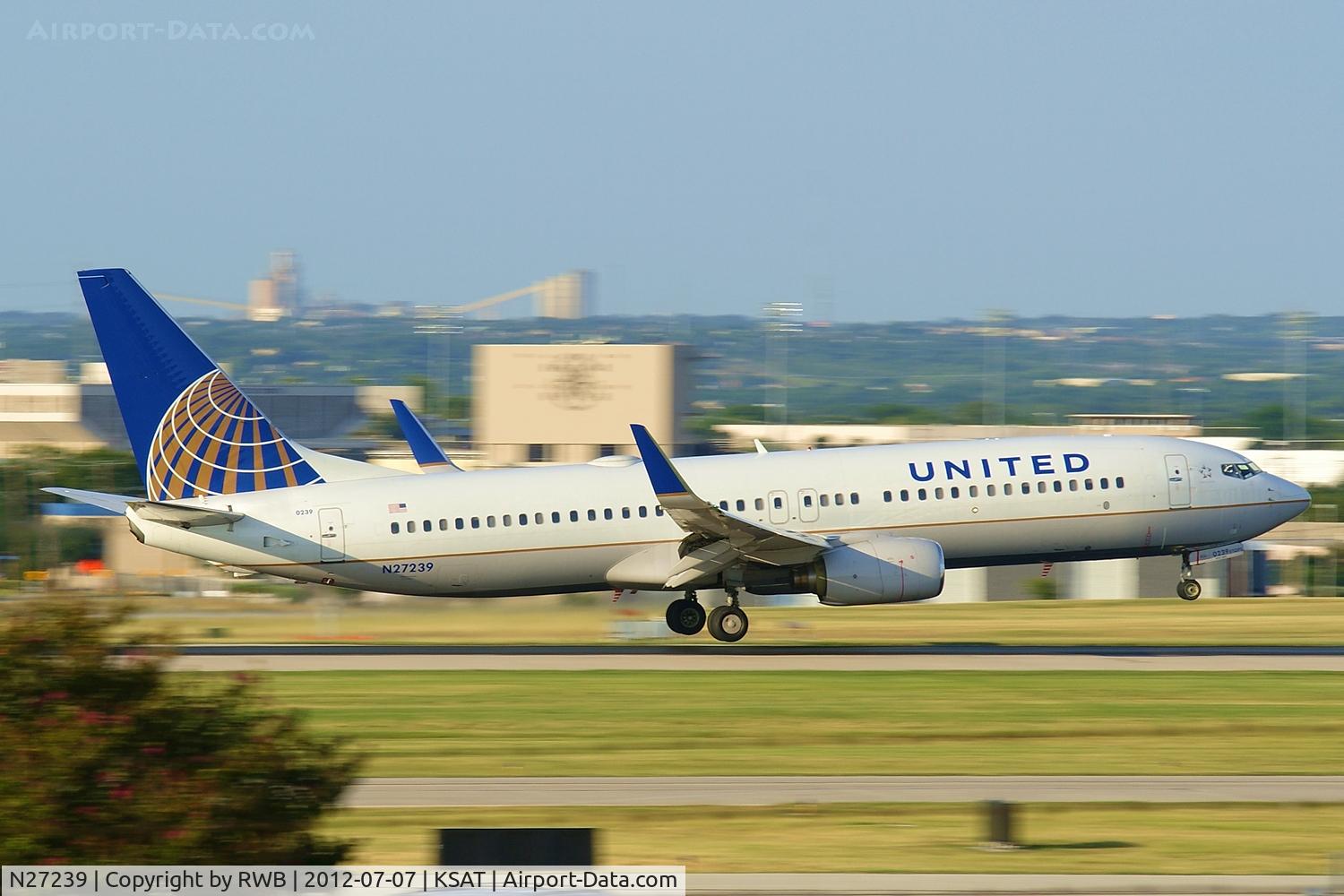 N27239, 1999 Boeing 737-824 C/N 28951, Landing 12R