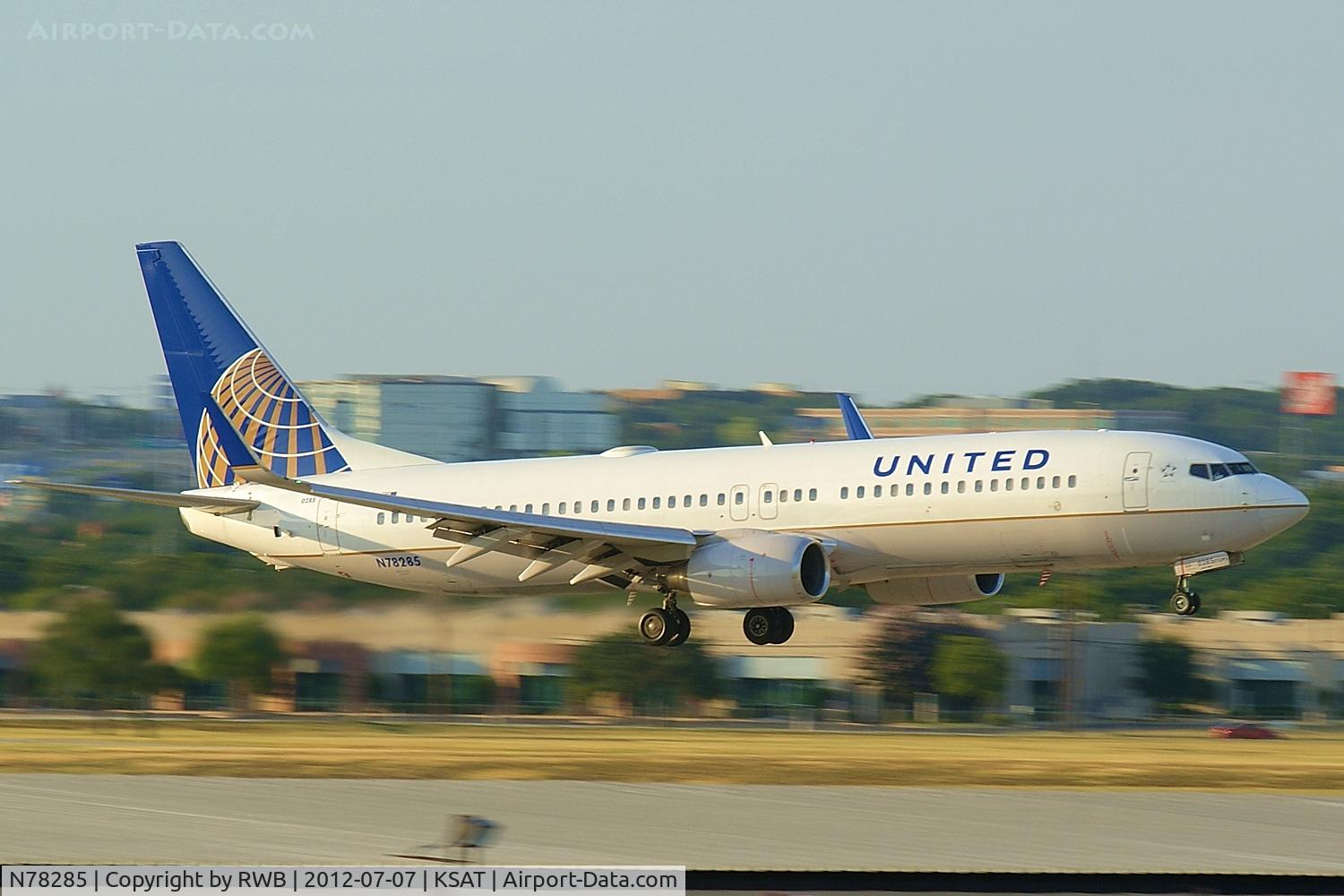 N78285, 2004 Boeing 737-824 C/N 33452, Landing 12R