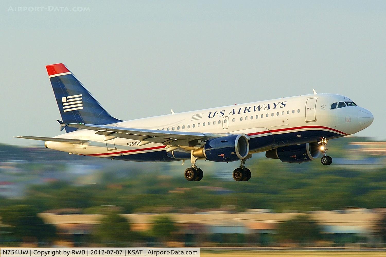 N754UW, 2000 Airbus A319-112 C/N 1328, Landing 12R