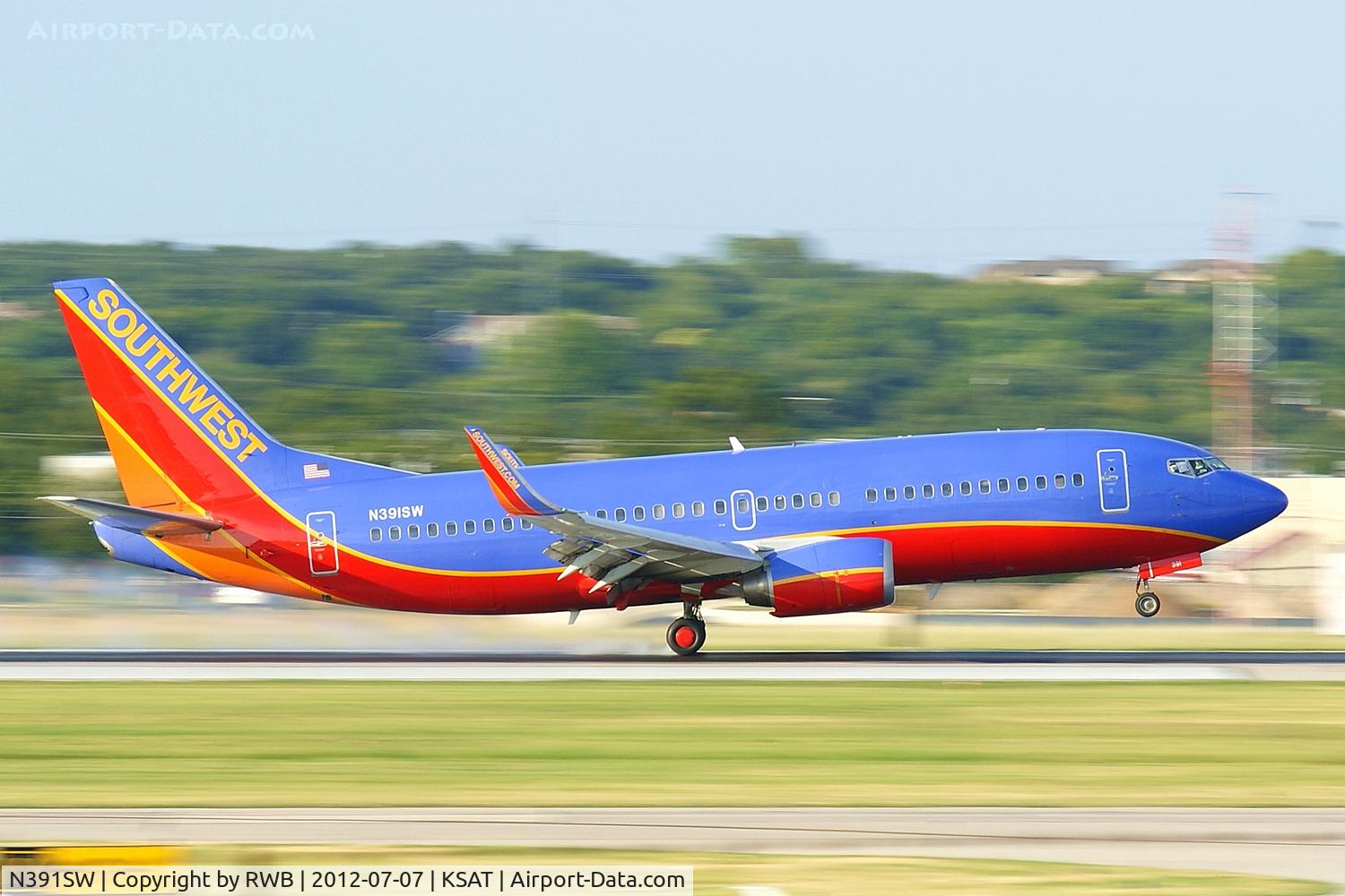 N391SW, 1994 Boeing 737-3H4 C/N 27378, Landing 12R