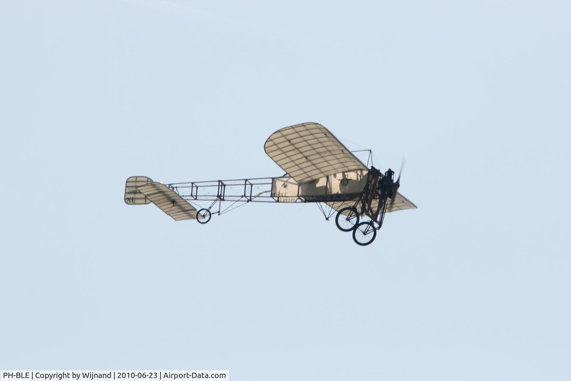 PH-BLE, St.V.V. Blériot XI C/N NVAV-78, PH-BLÉ  vliegt boven Lelystad-haven