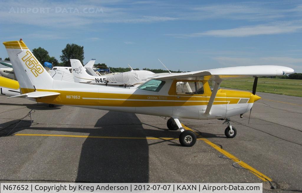 N67652, 1978 Cessna 152 C/N 15281964, Cessna 152 on the line.
