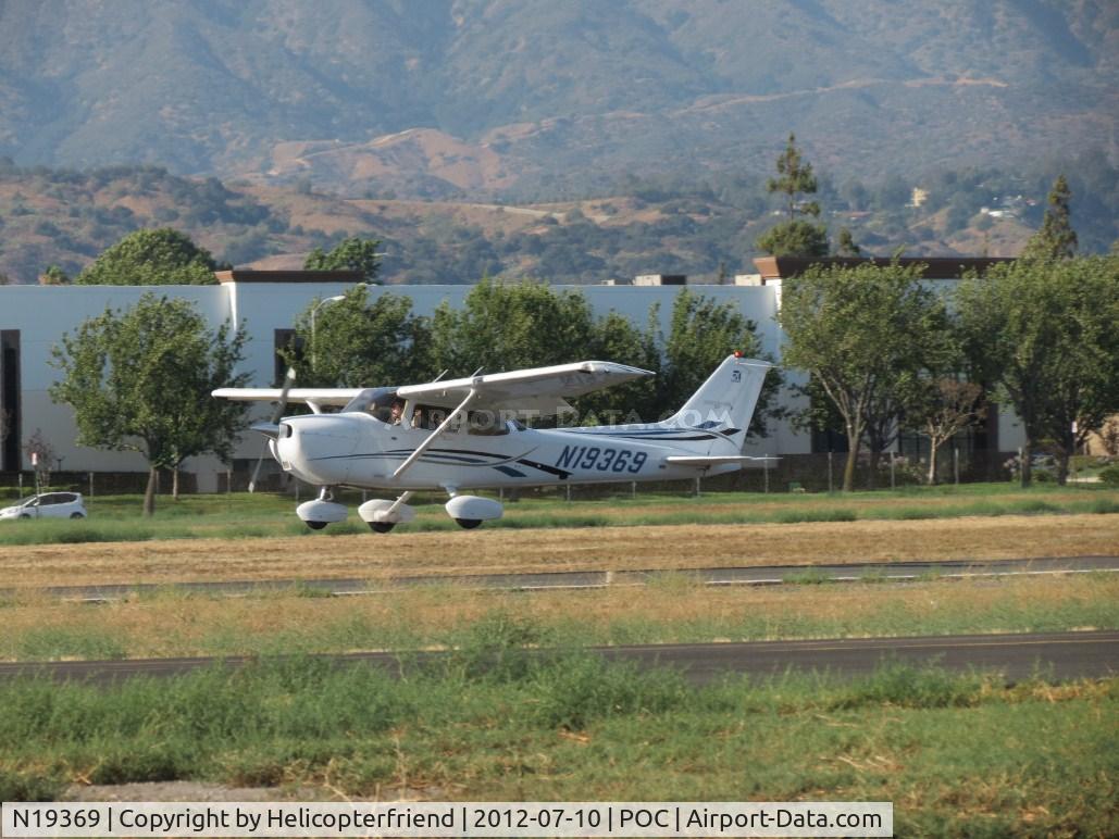 N19369, 2006 Cessna 172S C/N 172S-10130, Preparing to touch down on 26L