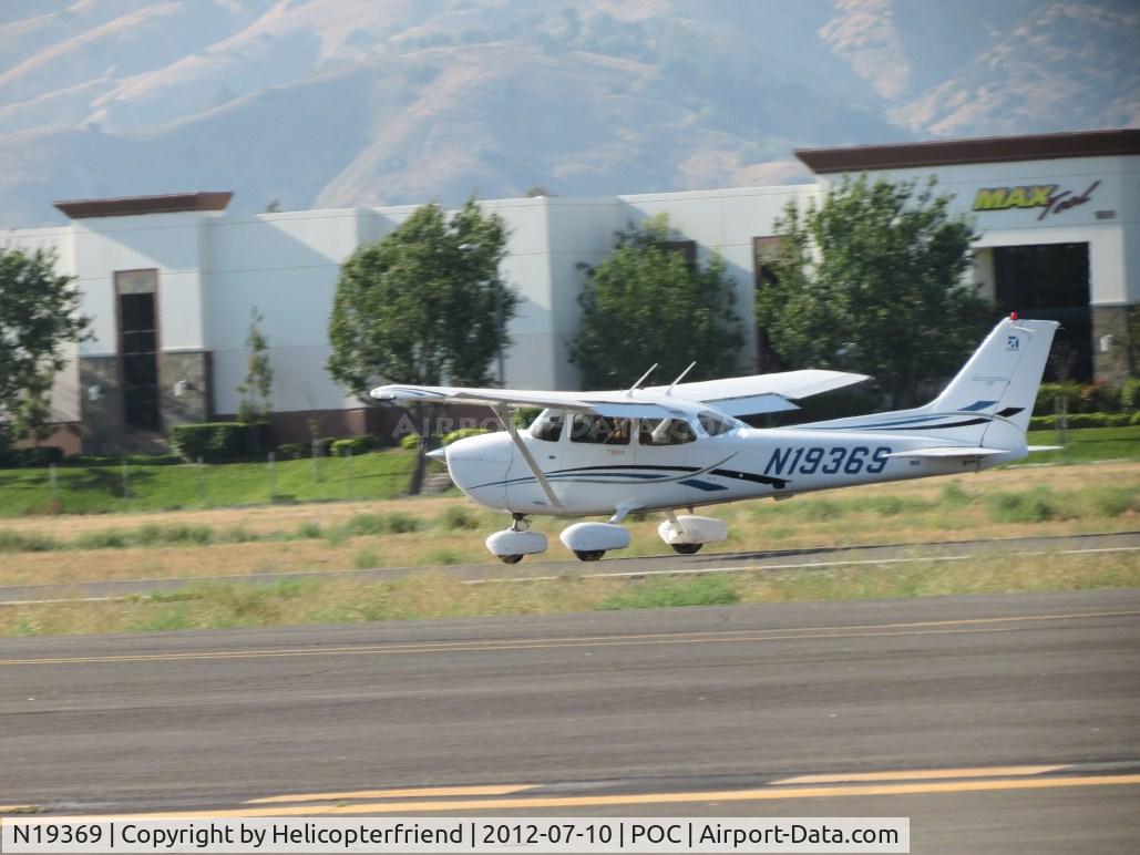 N19369, 2006 Cessna 172S C/N 172S-10130, Down and rolling out