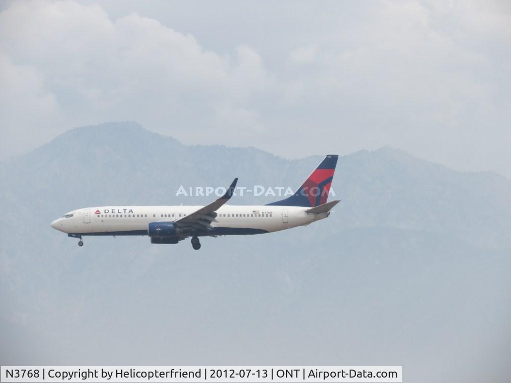 N3768, 2002 Boeing 737-832 C/N 29630, In the clear and dropping down