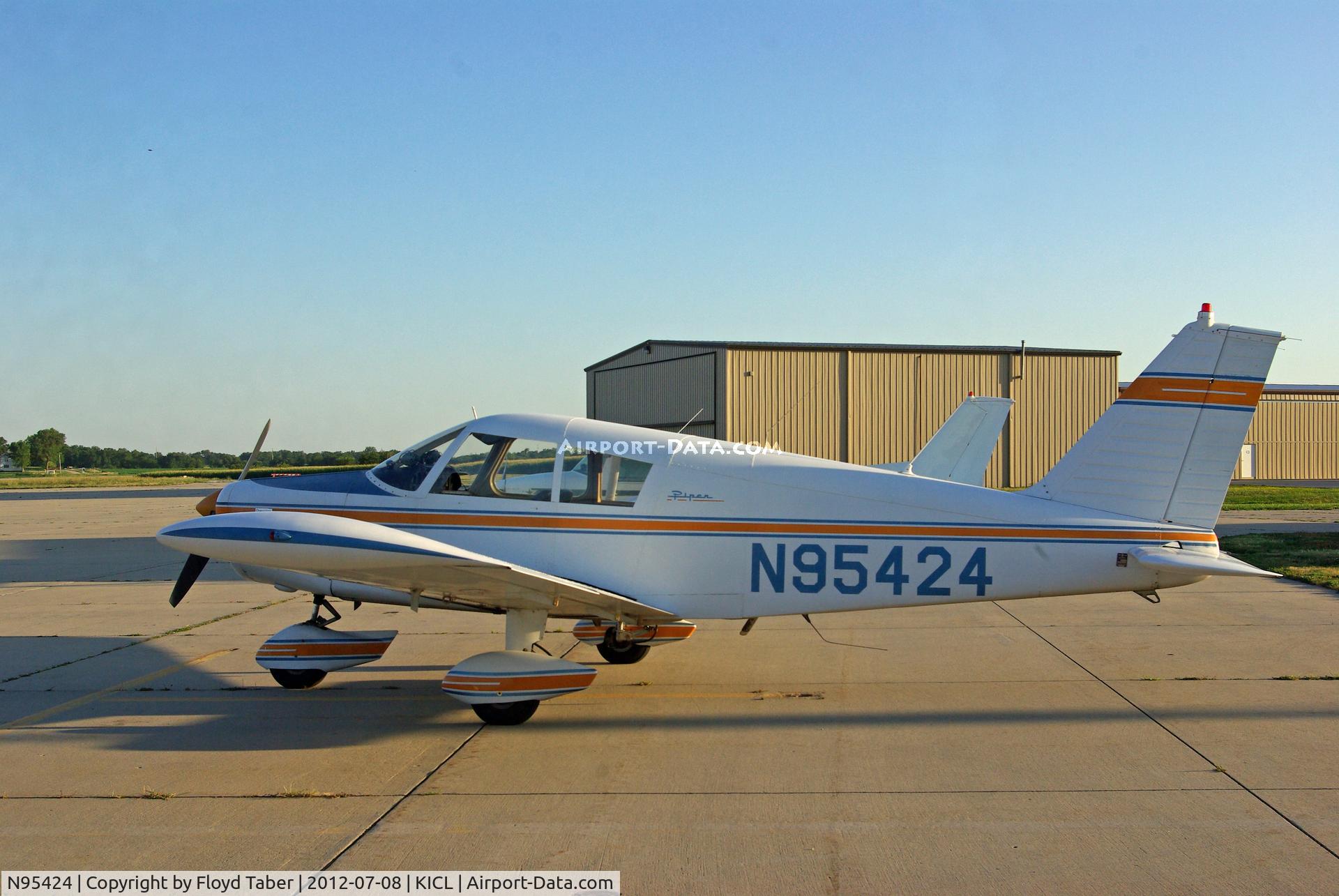 N95424, 1969 Piper PA-28-140 C/N 28-25942, In for some food