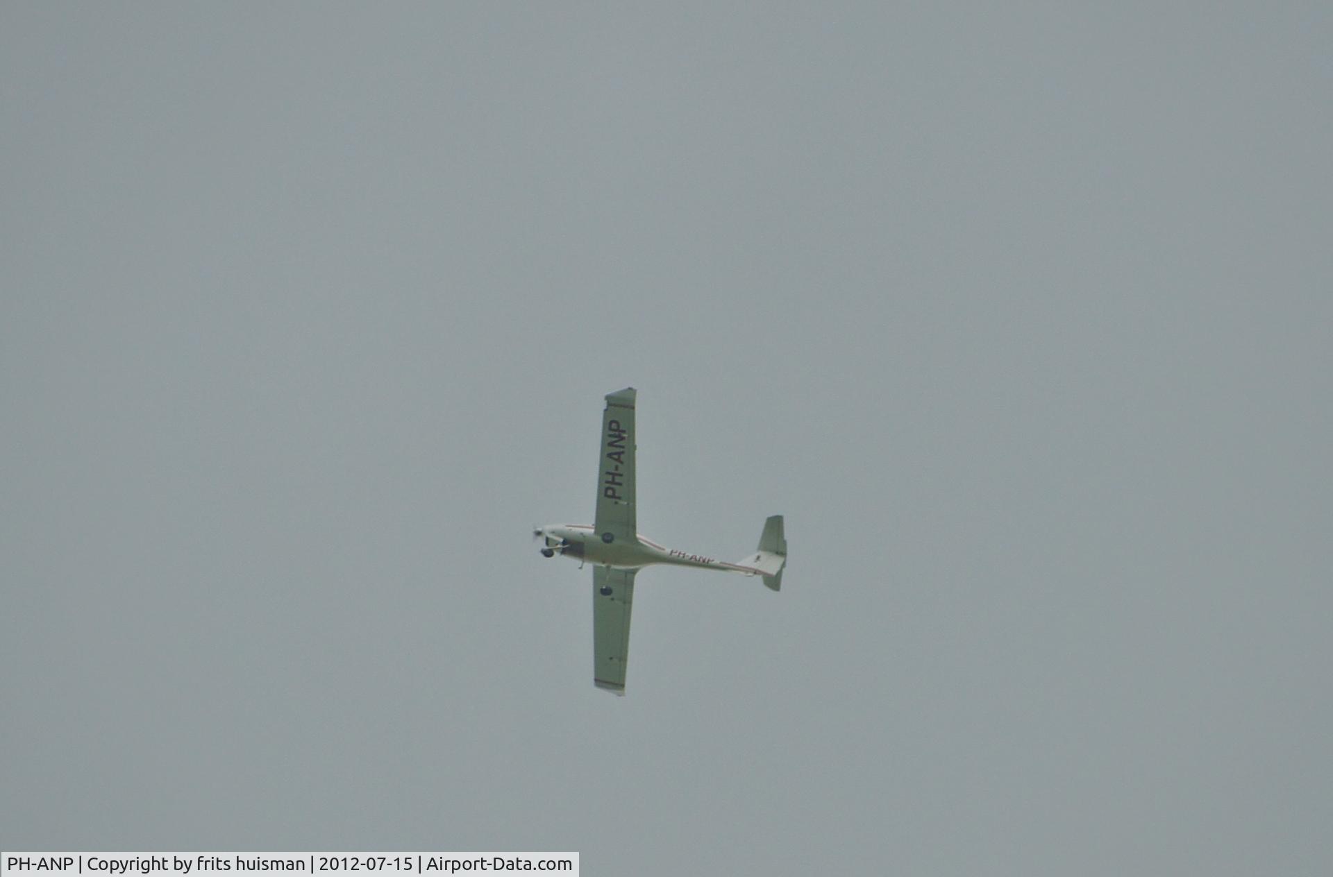 PH-ANP, Diamond DA-20A-1 Katana C/N 10272, gezien boven Schilligeham; geringe snelheid