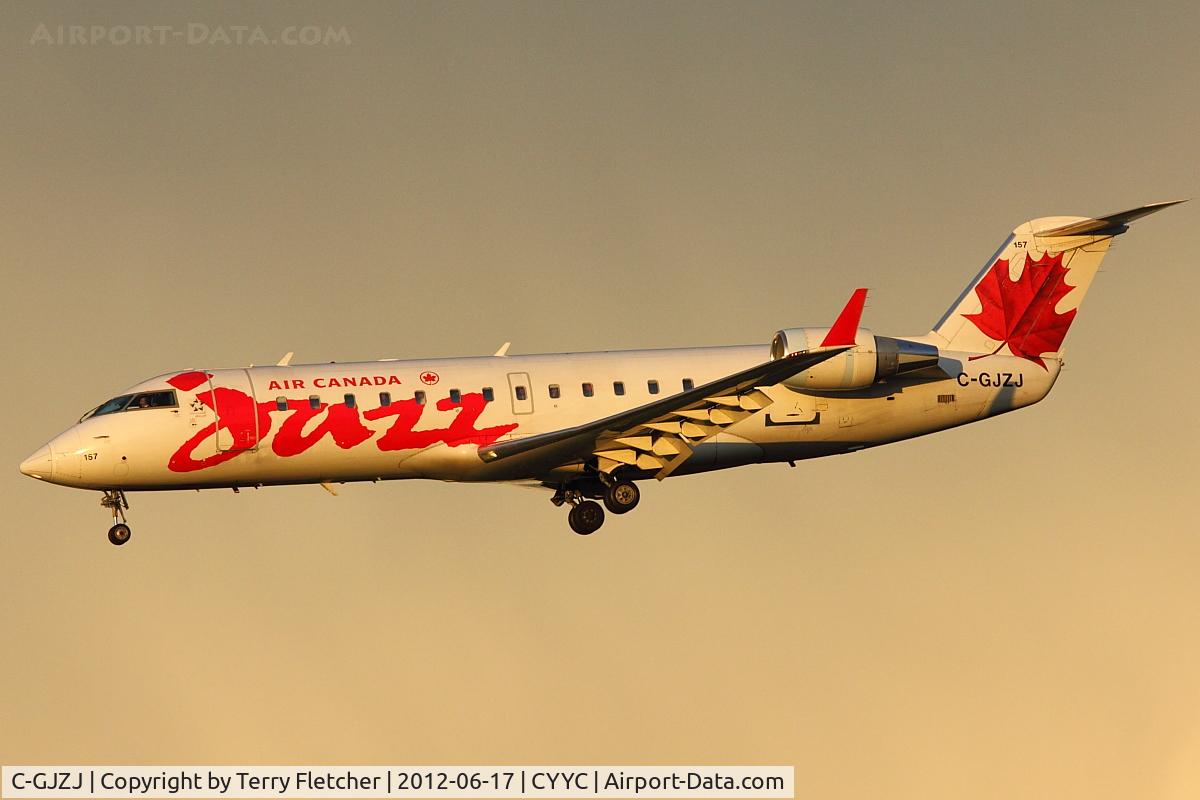 C-GJZJ, 2001 Bombardier CRJ-200ER (CL-600-2B19) C/N 7553, Jazz CLRJ at Calgary