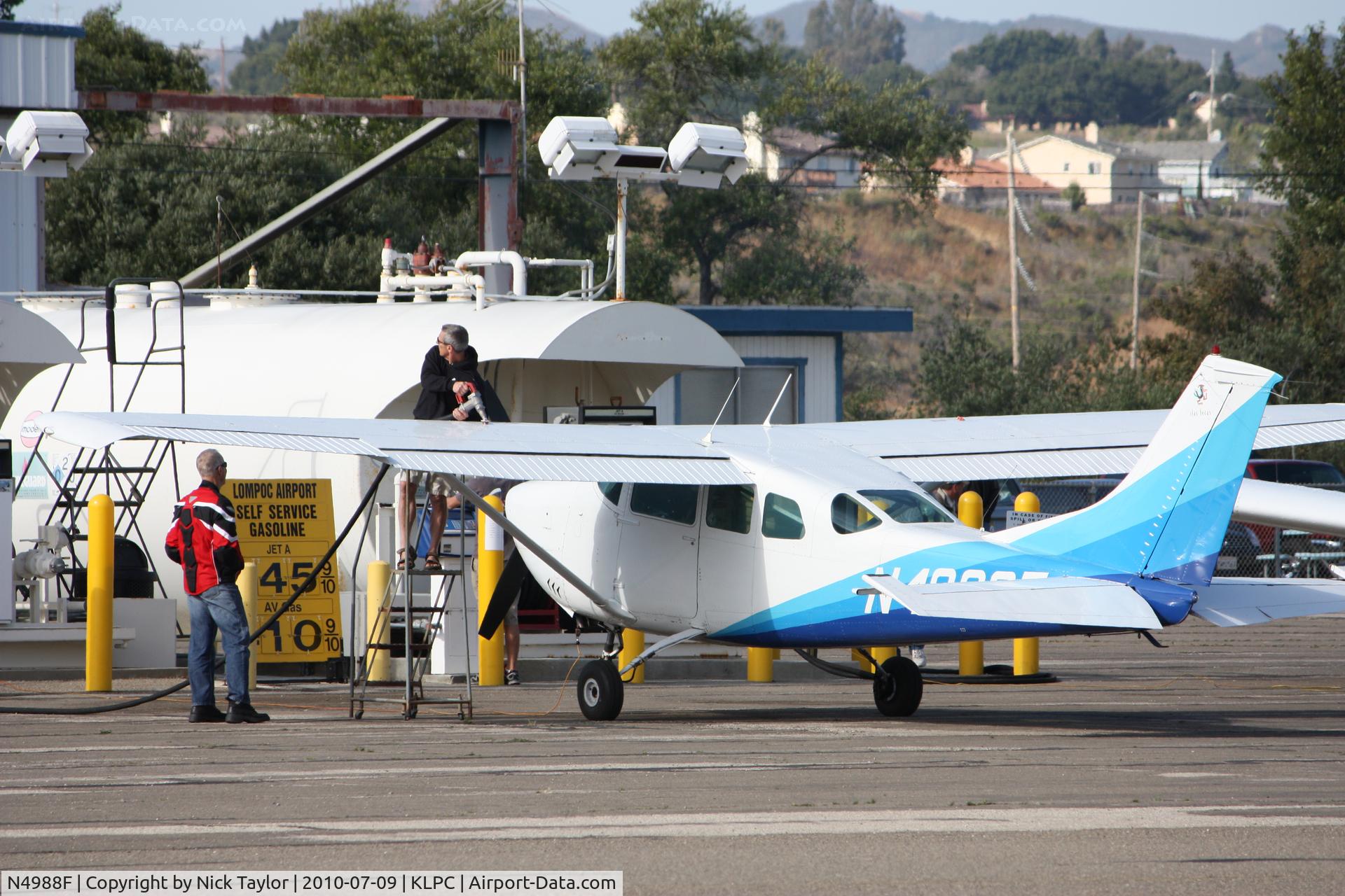 N4988F, 1966 Cessna U206B Super Skywagon C/N U206-0688, Fueling up