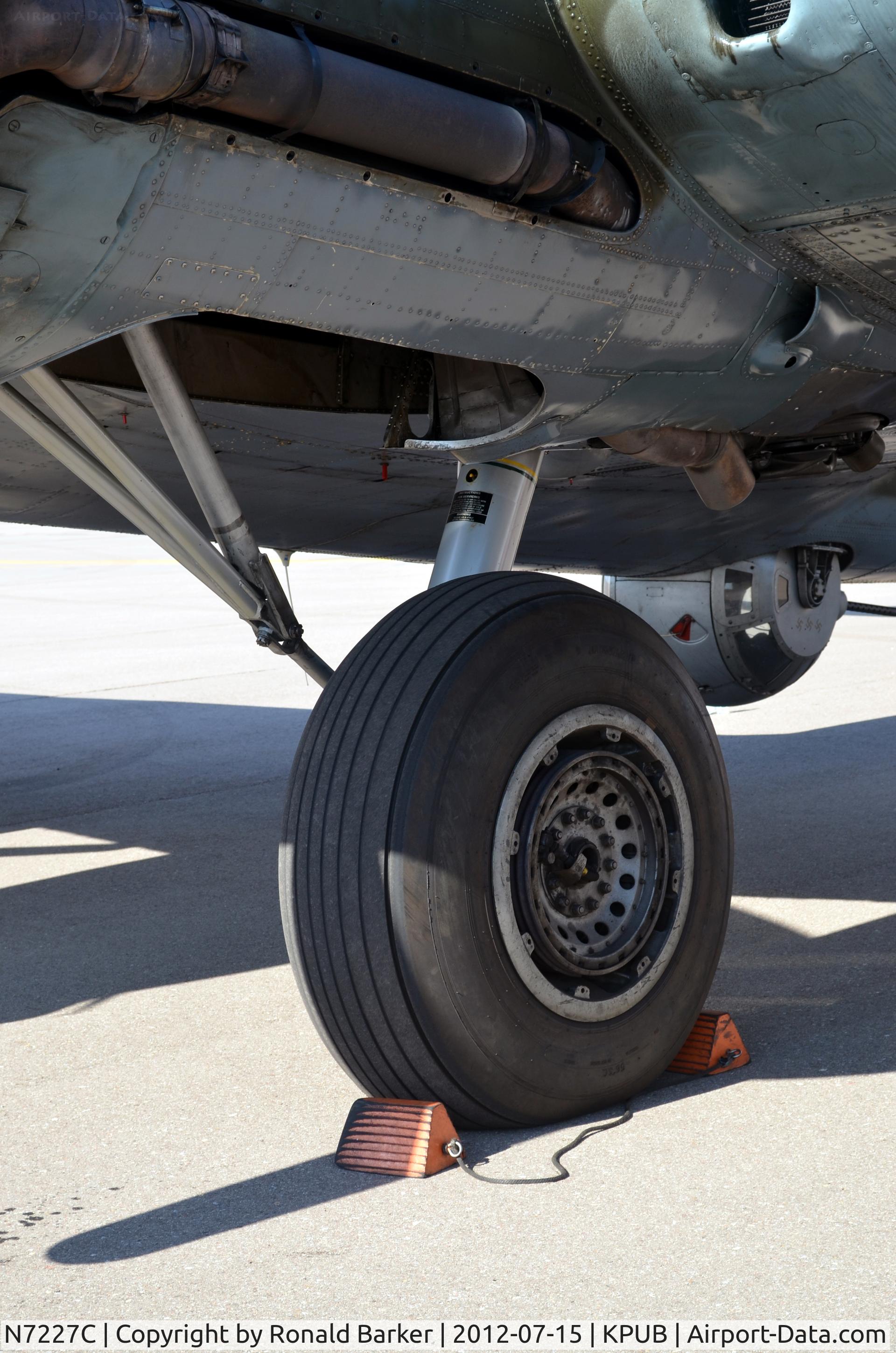 N7227C, 1944 Boeing B-17G Fortress C/N 32513, B-17 left main gear