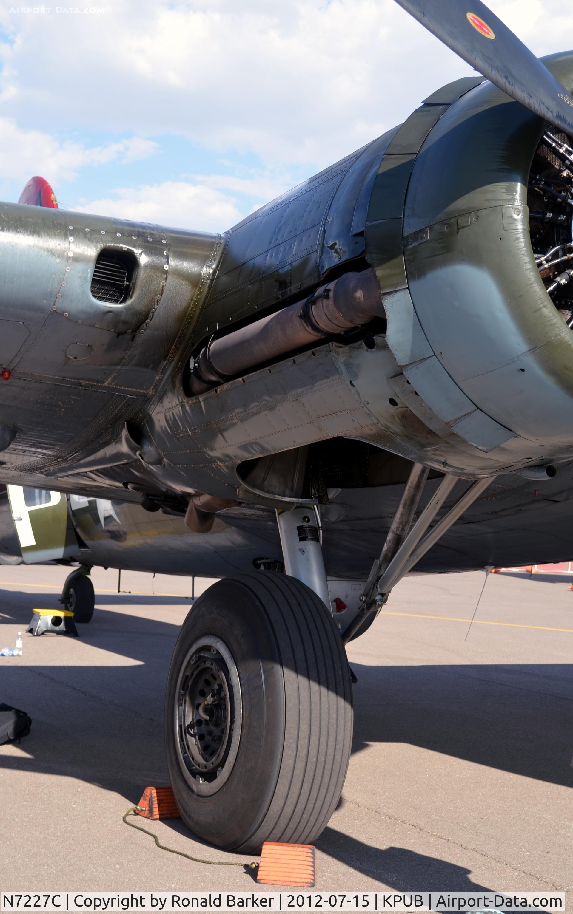 N7227C, 1944 Boeing B-17G Fortress C/N 32513, B-17 right main gear