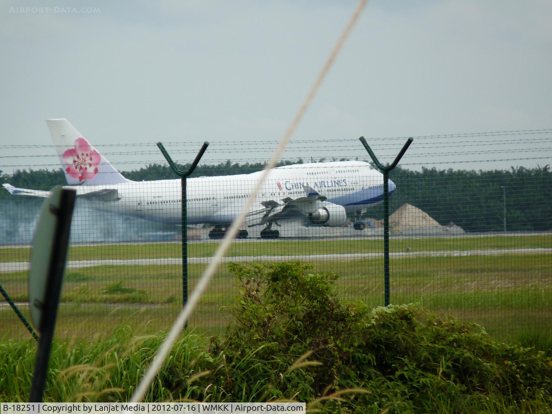 B-18251, 1995 Boeing 747-406 C/N 27965, Touch down