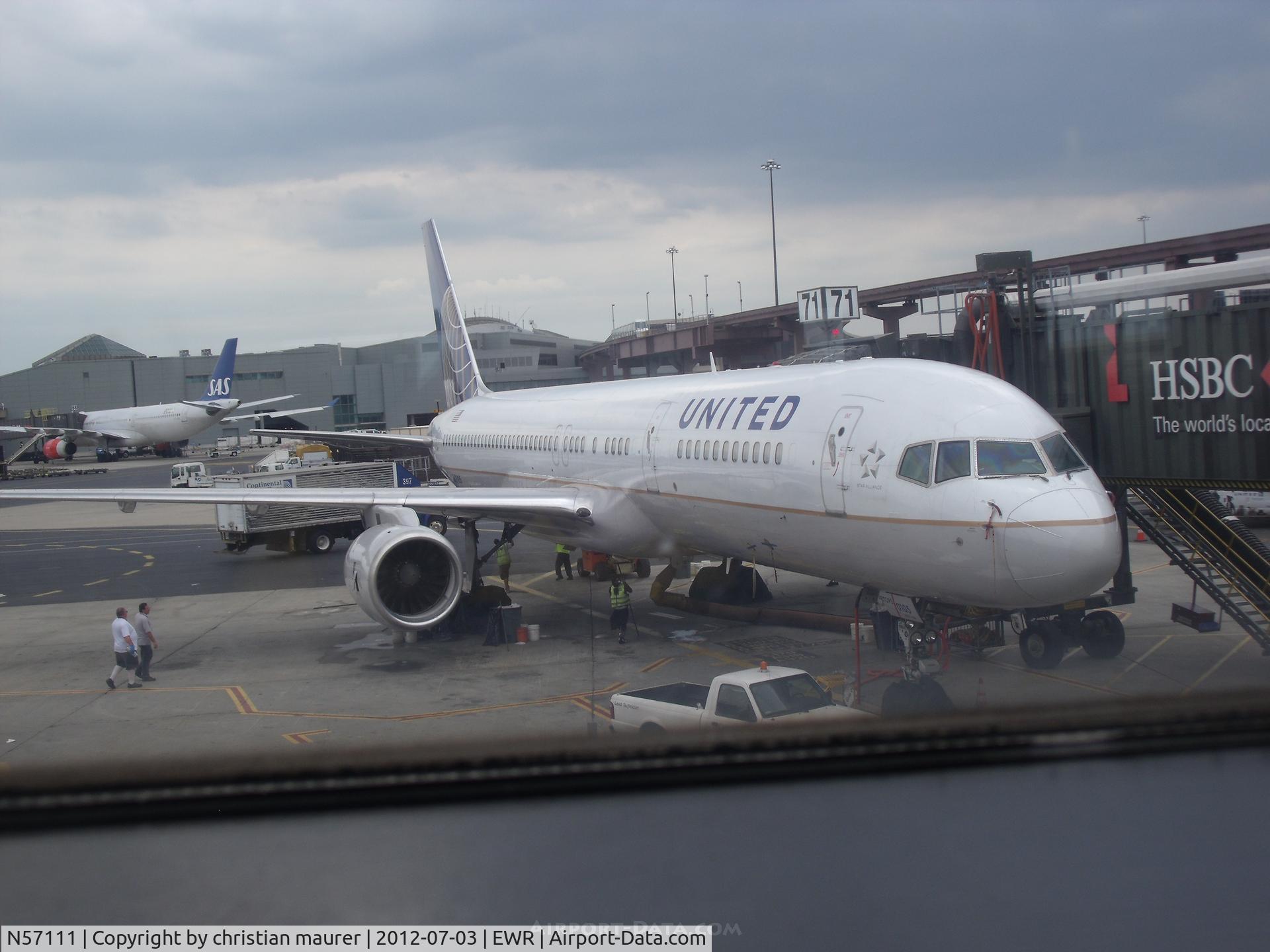 N57111, 1994 Boeing 757-224 C/N 27301, working on the 757