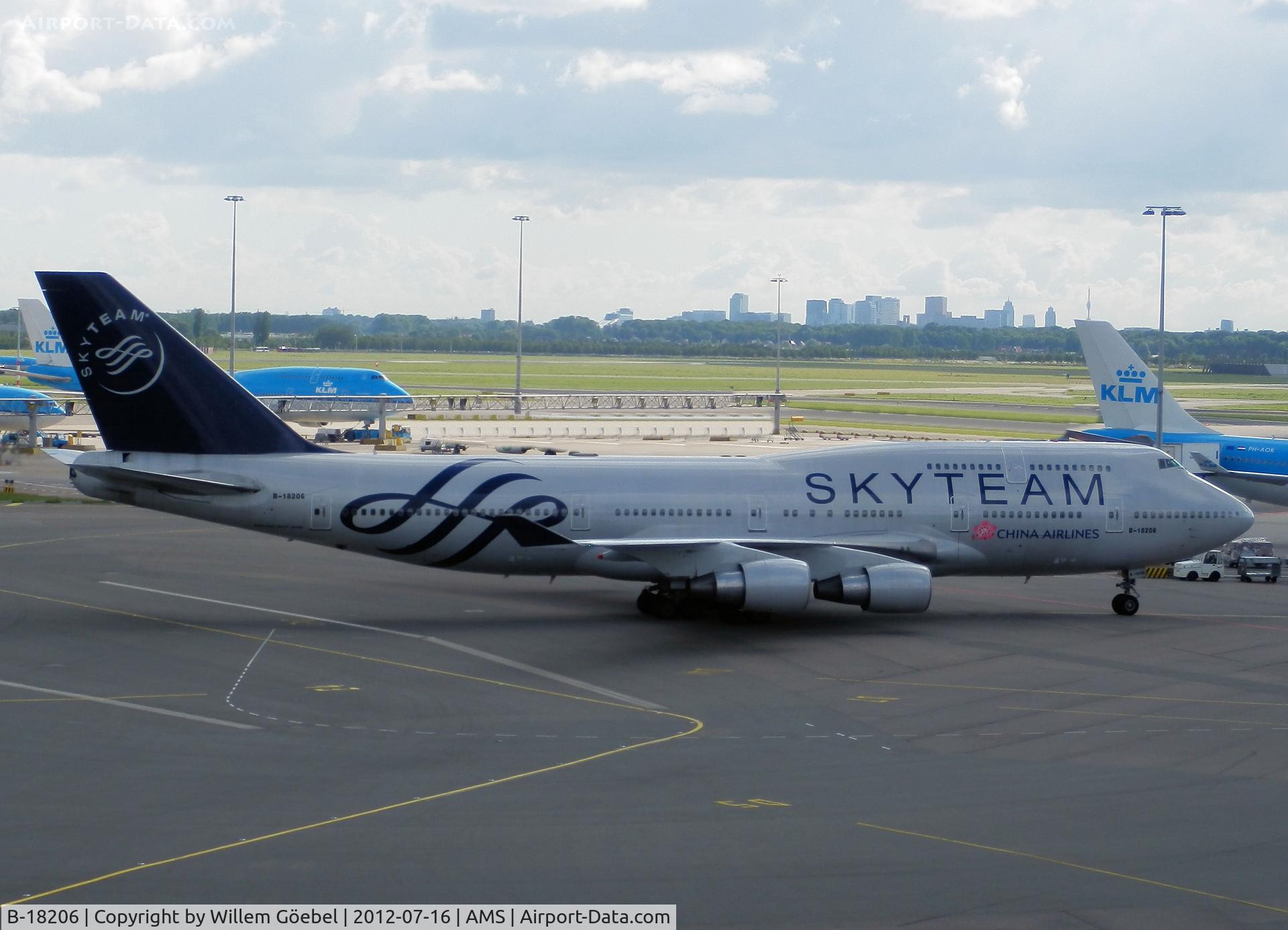 B-18206, 1998 Boeing 747-409 C/N 29030, Arrival on Schiphol Airport on the gate in New SKY Team Colours