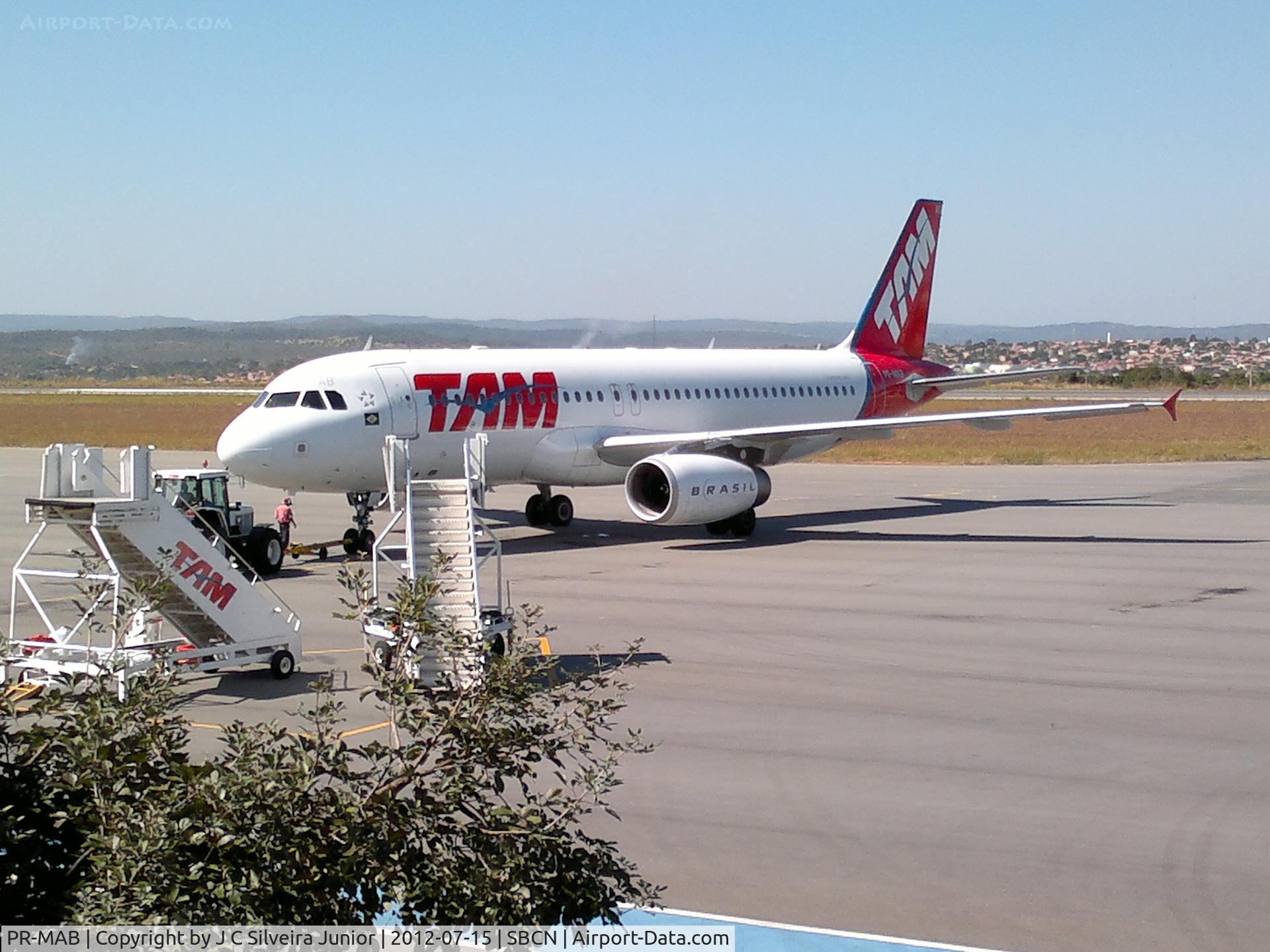 PR-MAB, 2001 Airbus A320-232 C/N 1663, In a great sunday