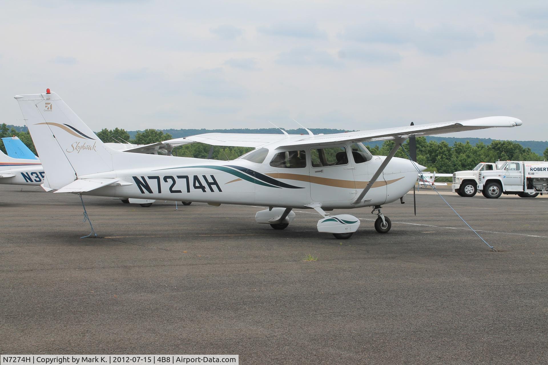 N7274H, 1999 Cessna 172R C/N 17280642, Cessna N7274H parked at Robertson.