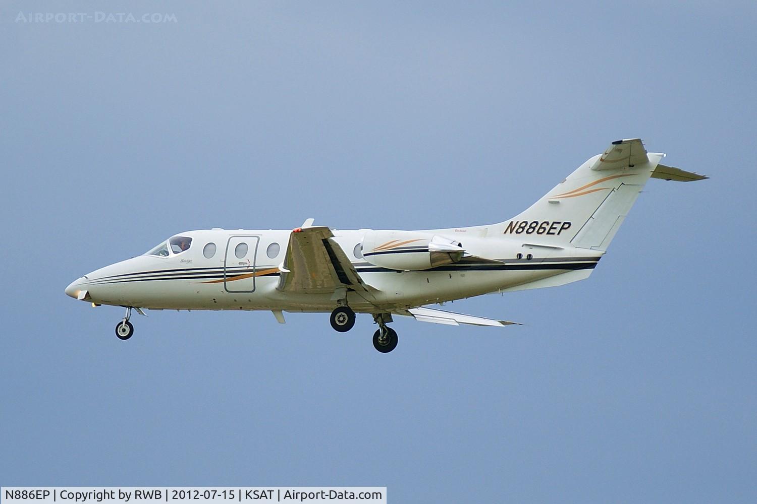 N886EP, 1996 Raytheon Aircraft Company 400A C/N RK-117, On approach 12R