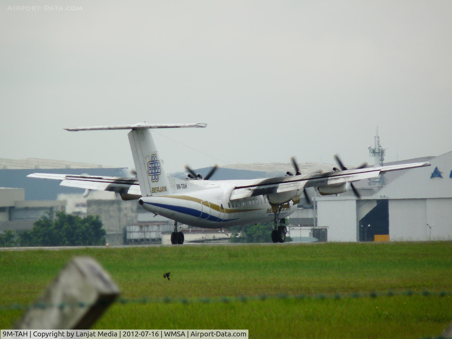 9M-TAH, 1987 De Havilland Canada DHC-7-110 Dash 7 C/N 109, touch down