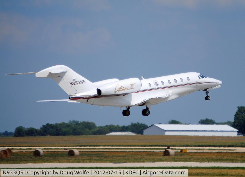 N933QS, 2000 Cessna 750 Citation X Citation X C/N 750-0133, Taking off from Decatur, Illinois for forty minute trip to Milwaukee, WI.