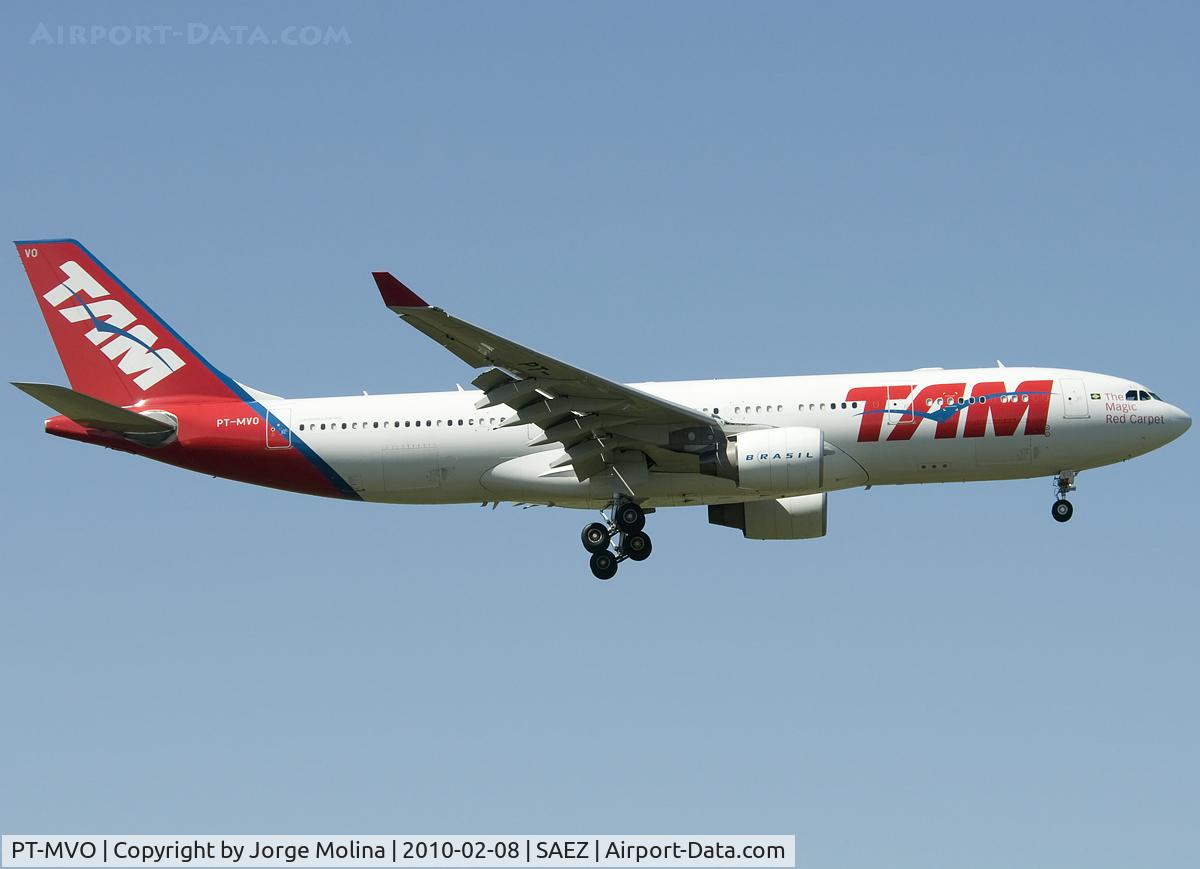 PT-MVO, 2008 Airbus A330-223 C/N 0949, On final to RWY 29.