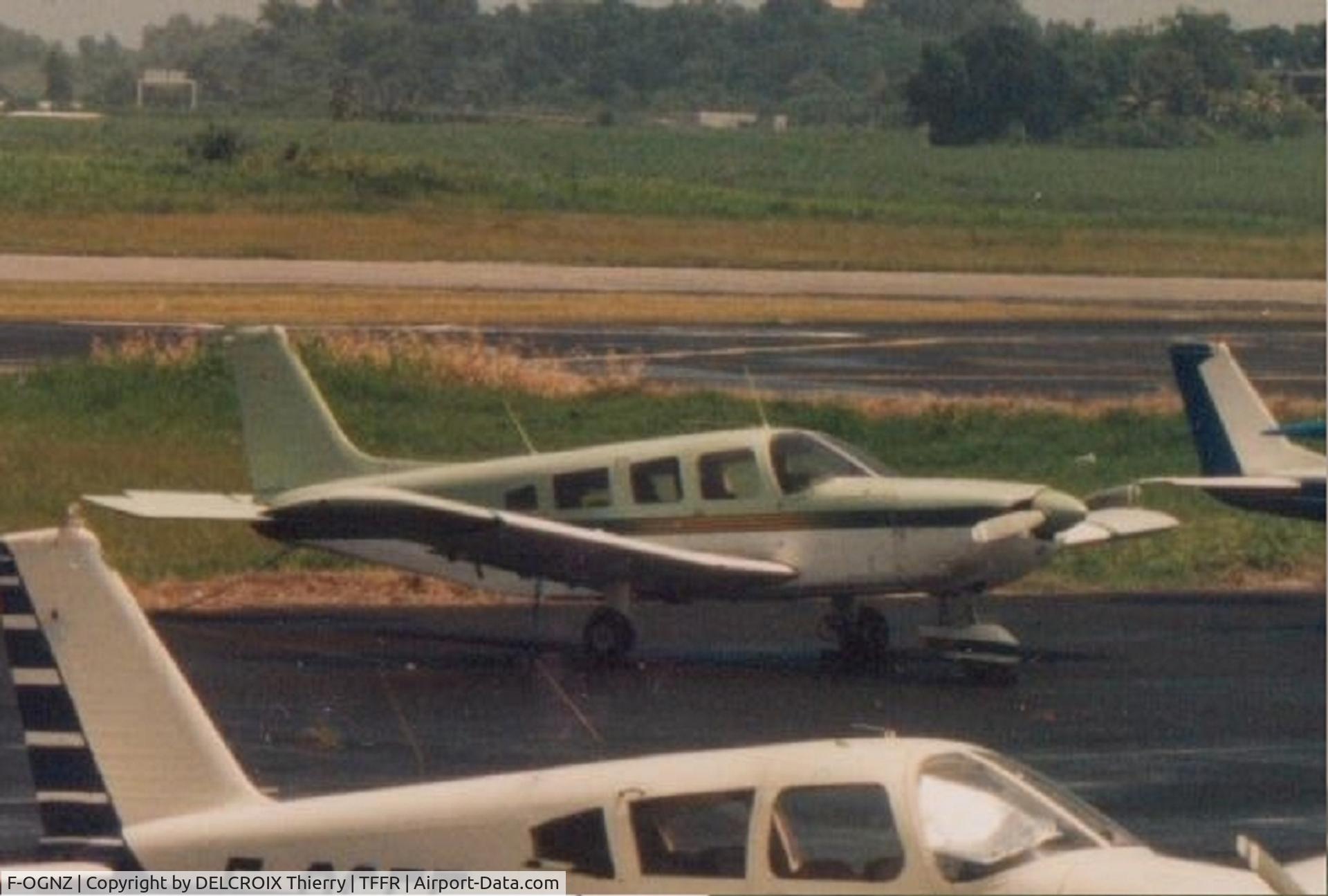 F-OGNZ, Piper PA-32-300 Cherokee Six Cherokee Six C/N 32-7440037, Triste vie pour ce PA 32-300 qui n'a jamais été remonté et qui fut ensuite férraillé. (Sad life for this PA 32-300 that has never been reassembled and that was then ferried). 