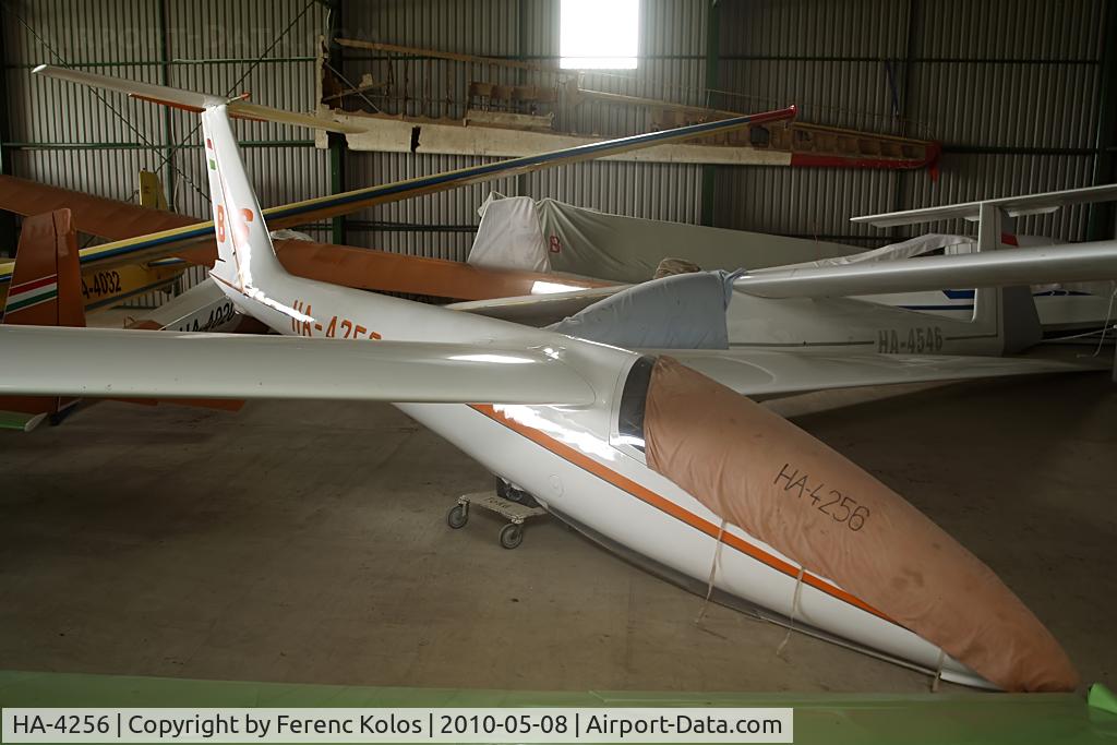 HA-4256, 1975 PZL-Bielsko SZD-32A Foka 5 C/N W-548, Atkár
