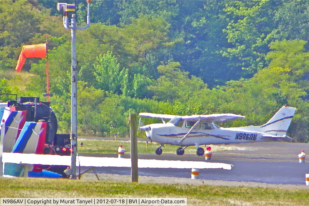 N986AV, 1998 Cessna 172R C/N 17280580, Taxiing at BVI