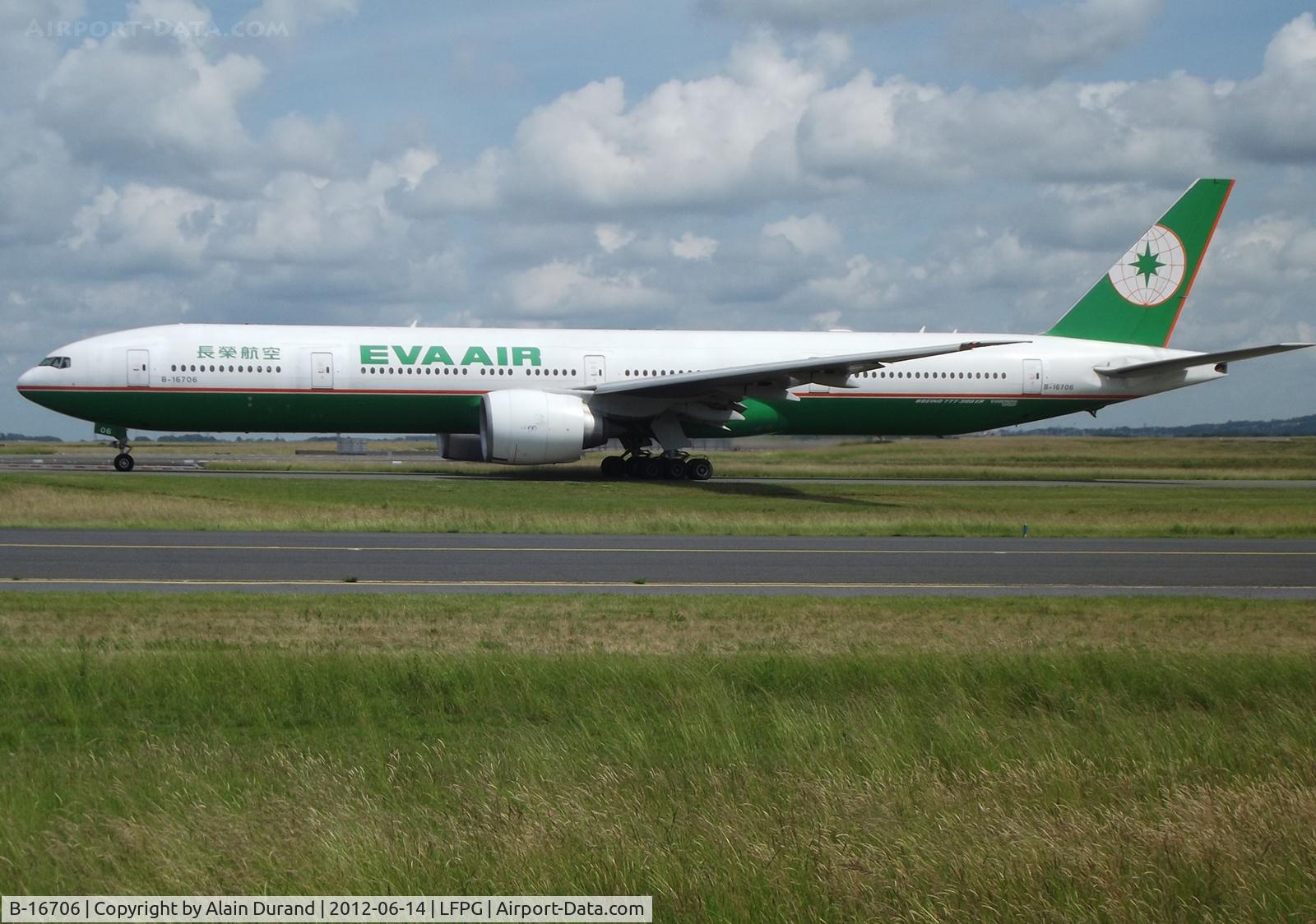 B-16706, 2007 Boeing 777-35E/ER C/N 33750, C/N 612, delivered in 2007, seen taxying to runway 09R.