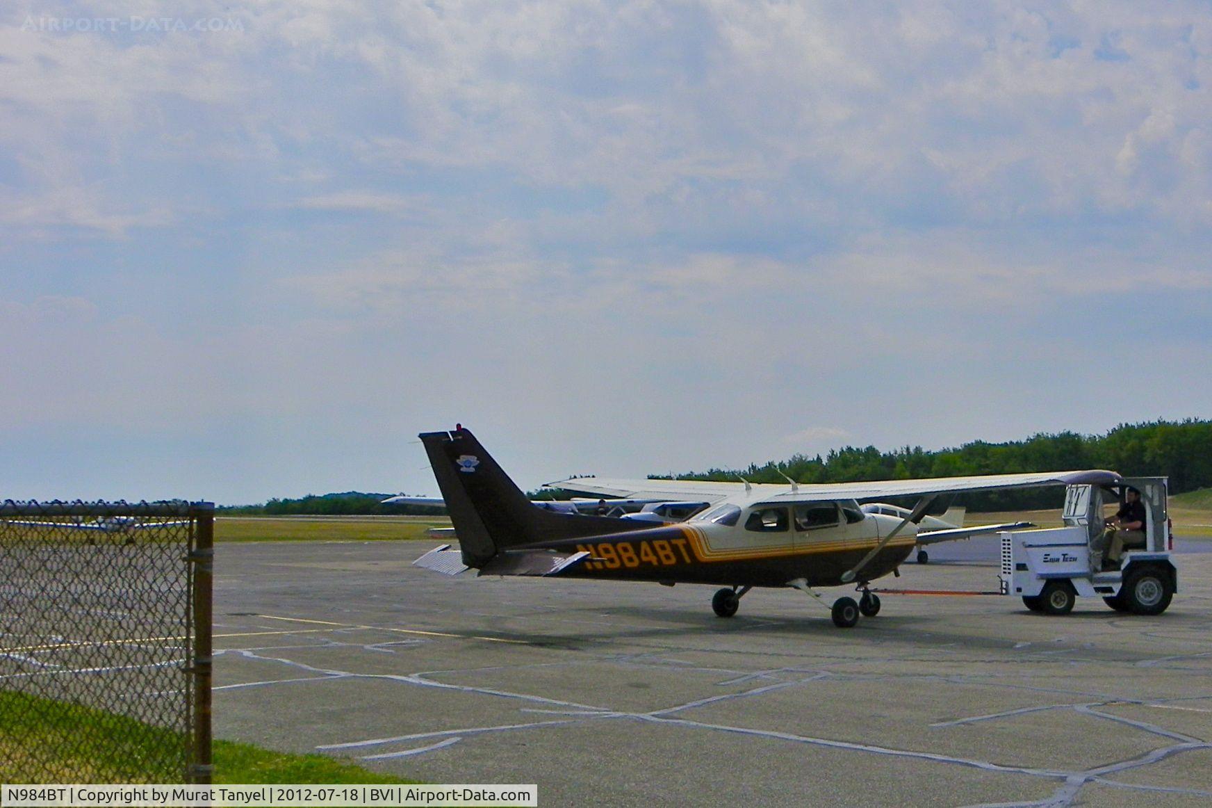 N984BT, 1998 Cessna 172R C/N 17280431, Being pushed back