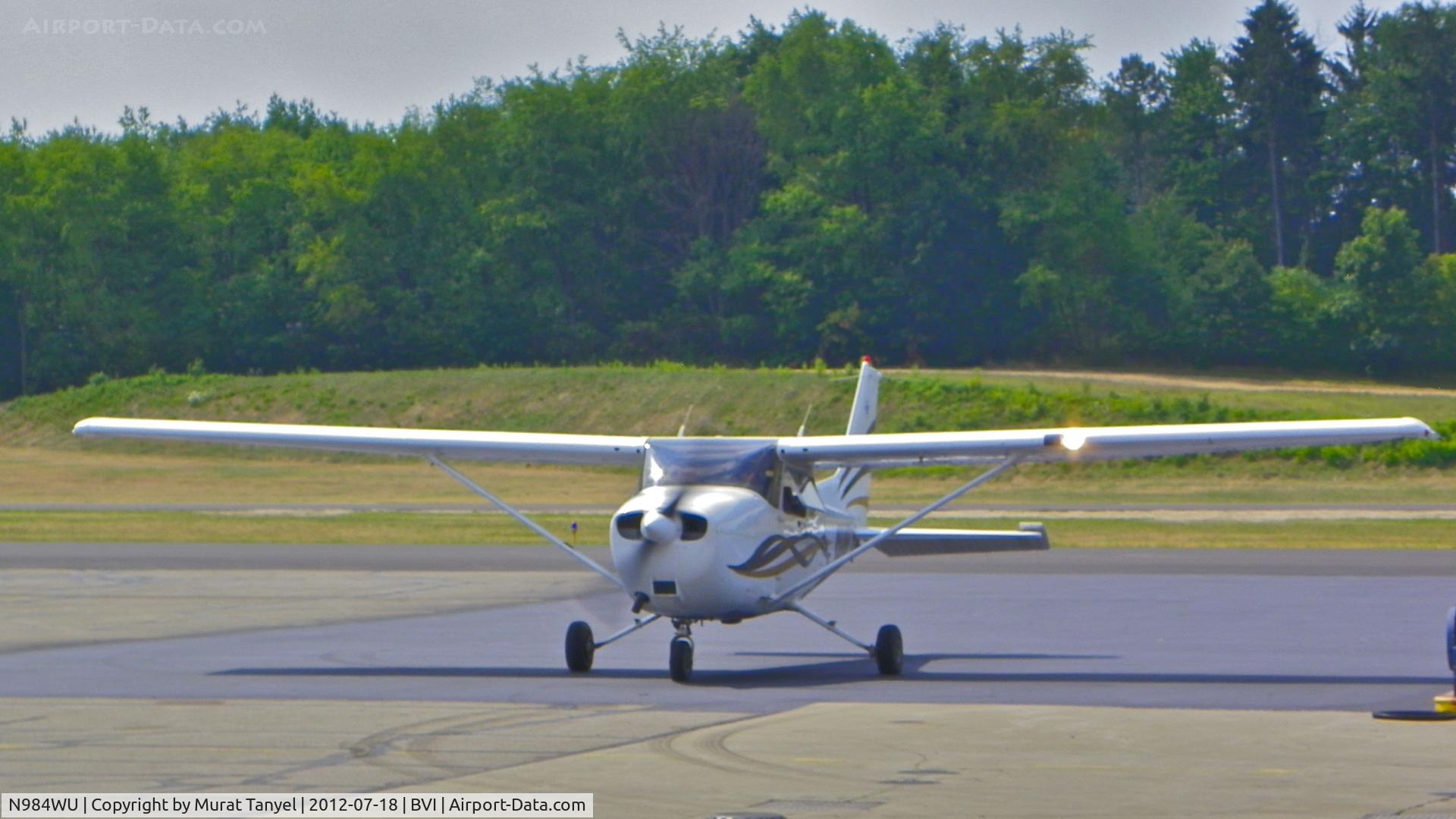 N984WU, 1998 Cessna 172R C/N 17280510, Starting to taxi