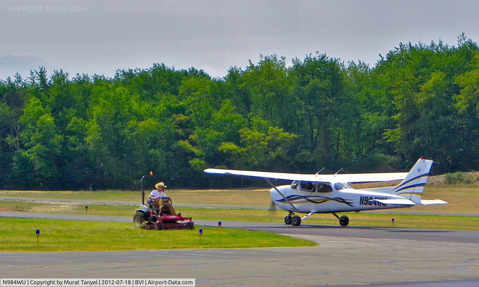 N984WU, 1998 Cessna 172R C/N 17280510, The lawn mower makes a similar sound.