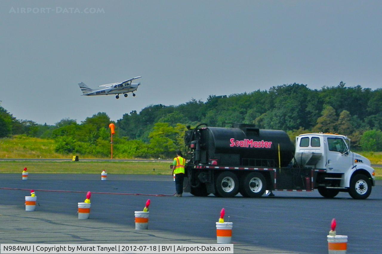 N984WU, 1998 Cessna 172R C/N 17280510, Taking off