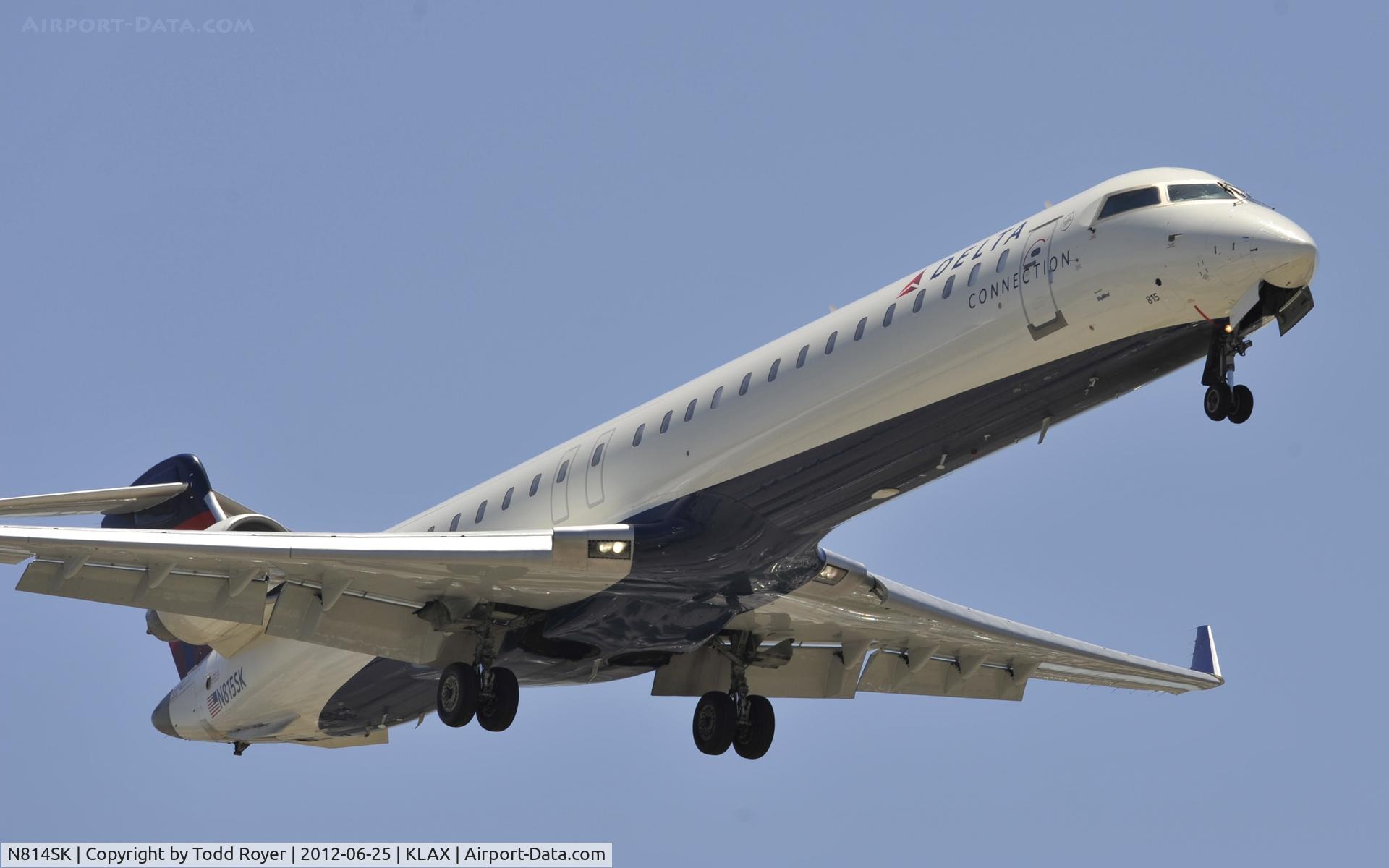 N814SK, 2006 Bombardier CRJ-900ER (CL-600-2D24) C/N 15100, Arriving at LAX on 24R