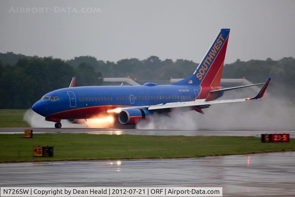 N726SW, 1999 Boeing 737-7H4 C/N 27858, Southwest Airlines N726SW (FLT SWA1257) rolling out on RWY 5 in the rain after arrival from Nashville Int'l (KBNA).