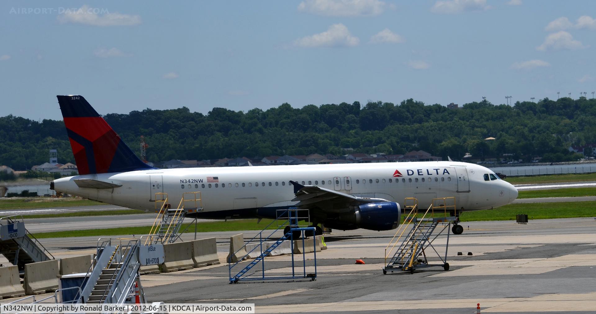 N342NW, 1993 Airbus A320-212 C/N 381, Taxi DCA