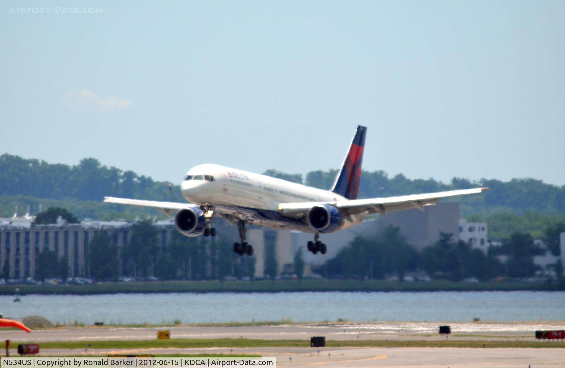 N534US, 1988 Boeing 757-251 C/N 24265, Landing DCA