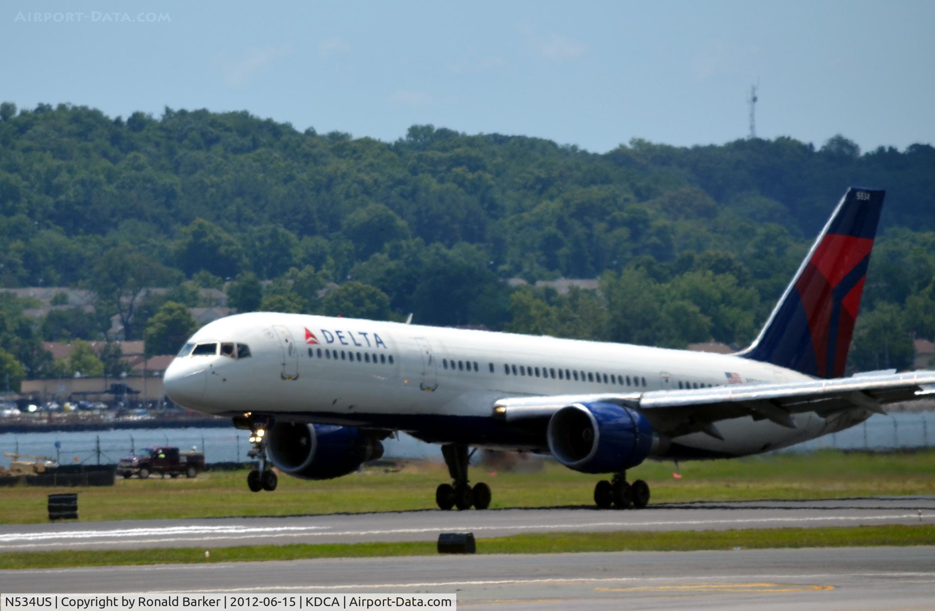N534US, 1988 Boeing 757-251 C/N 24265, Landing DCA