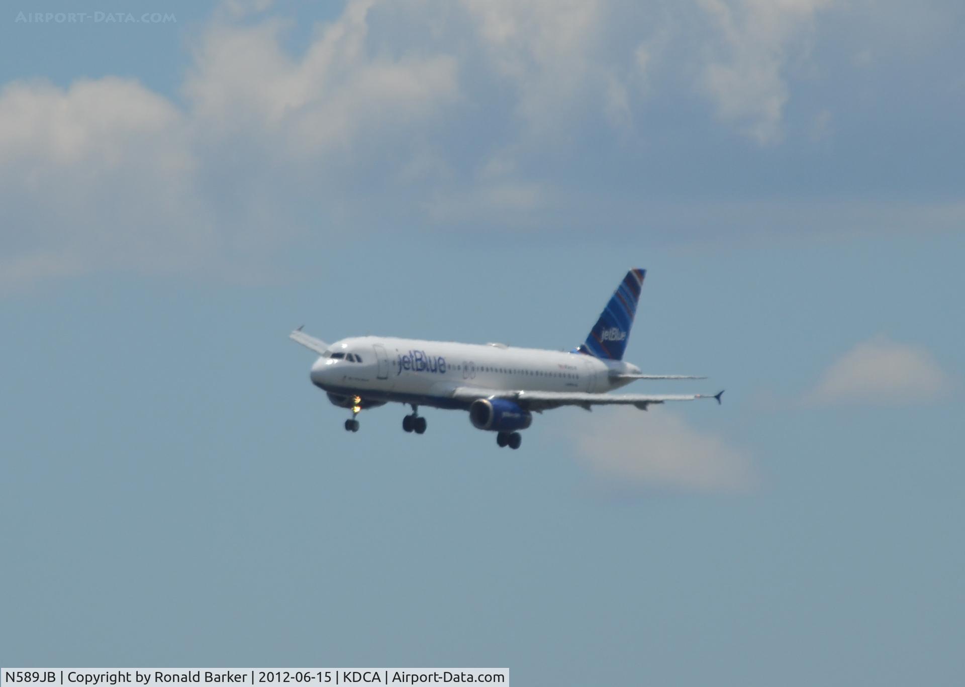 N589JB, 2004 Airbus A320-232 C/N 2215, Landing DCA