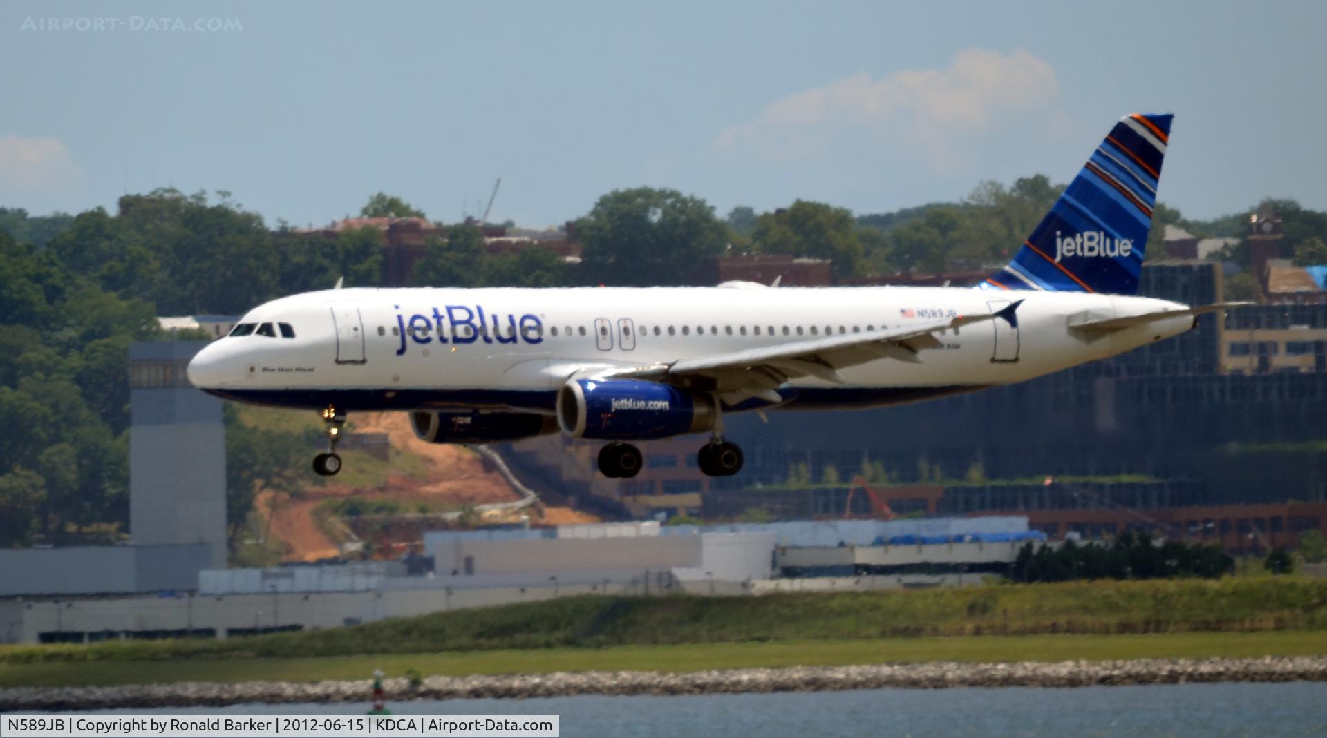 N589JB, 2004 Airbus A320-232 C/N 2215, Landing DCA