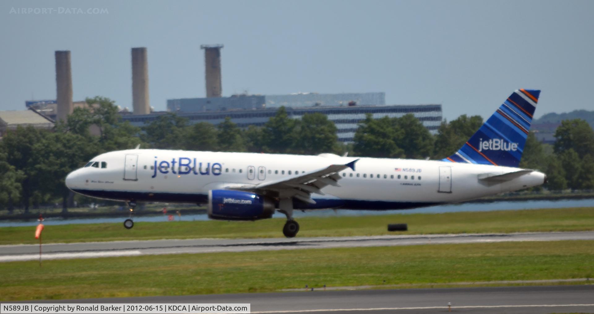 N589JB, 2004 Airbus A320-232 C/N 2215, Landing DCA