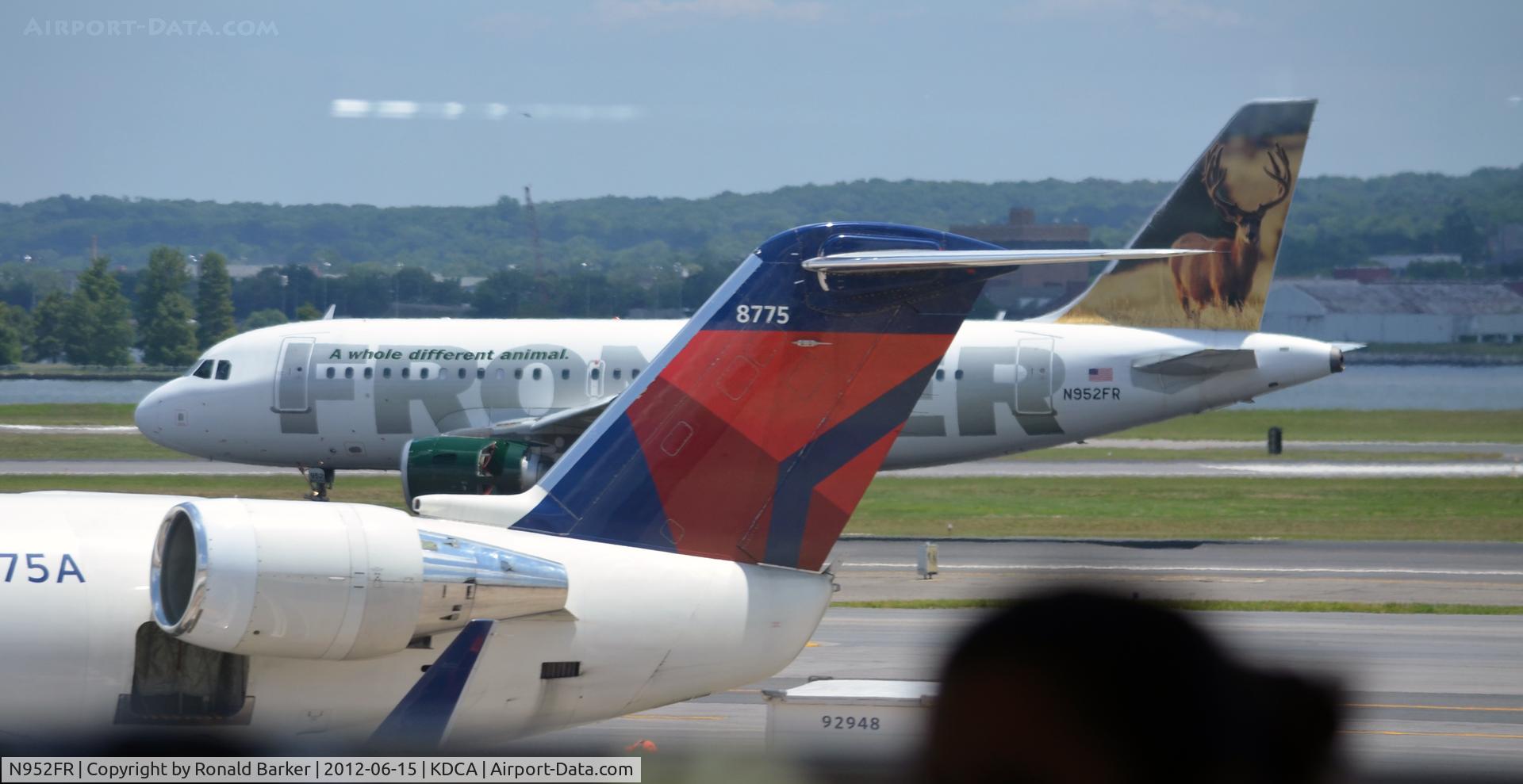 N952FR, 2010 Airbus A319-112 C/N 4204, Landing DCA