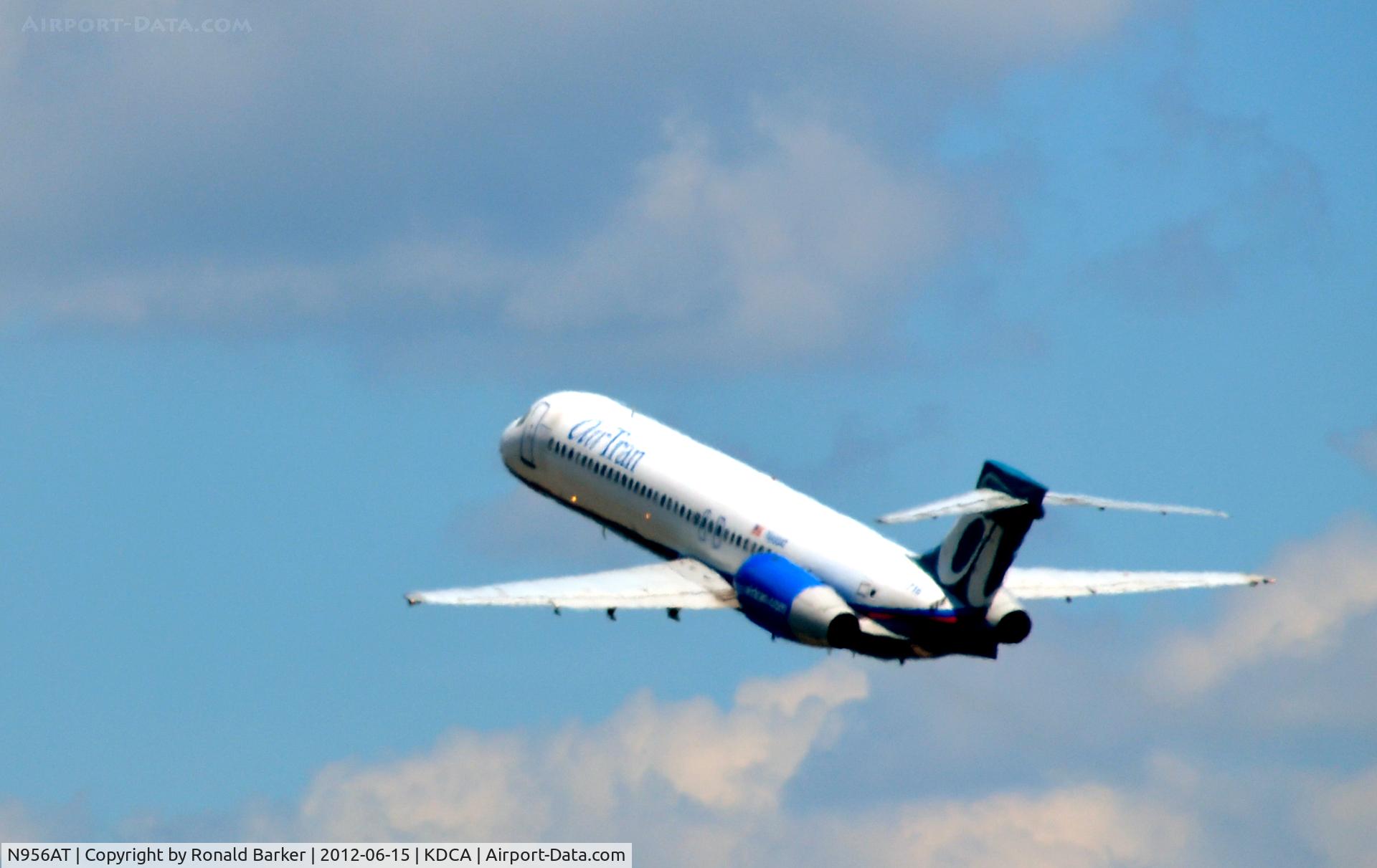 N956AT, 2000 Boeing 717-200 C/N 55018, Takeoff DCA