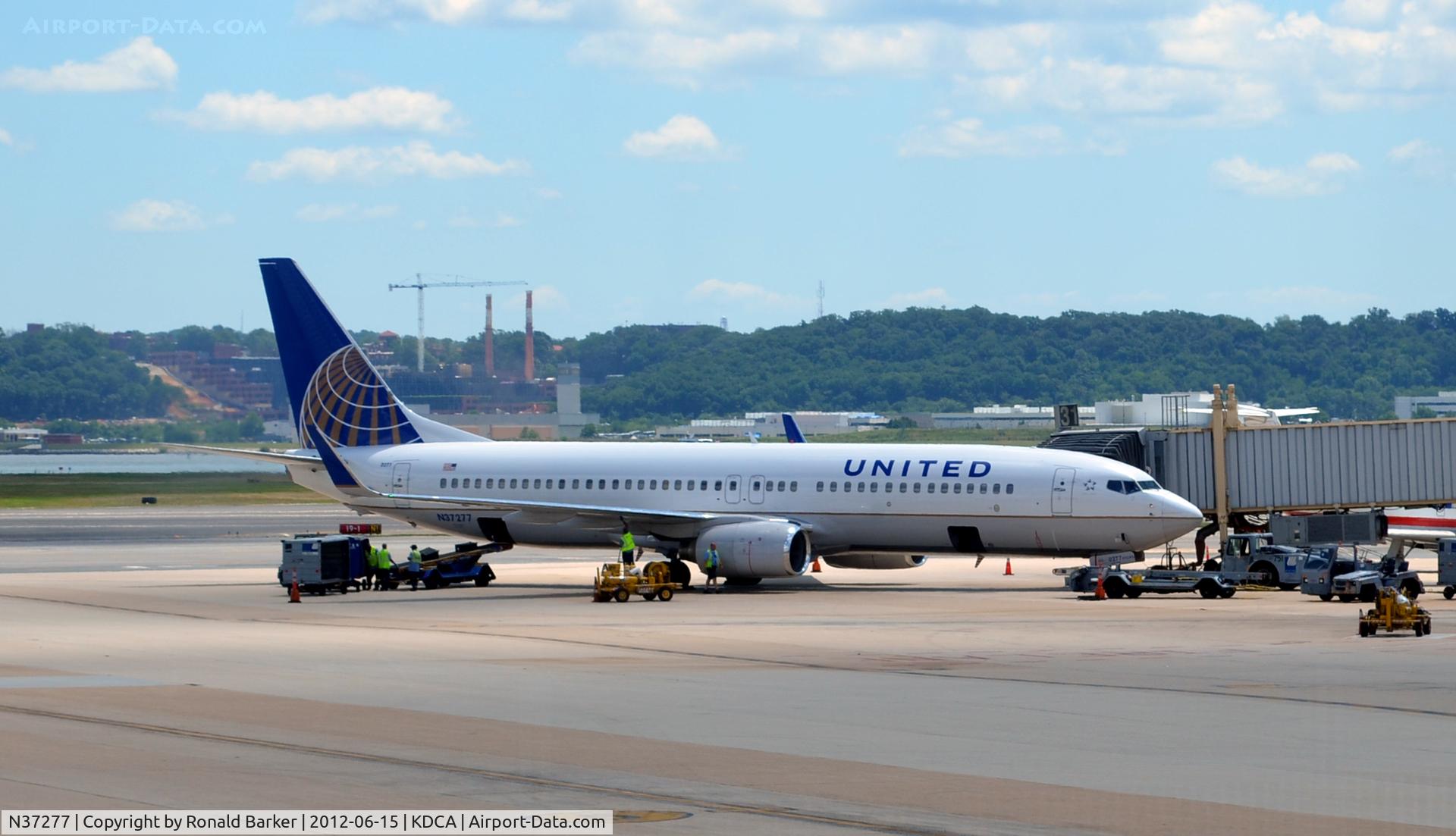 N37277, 2002 Boeing 737-824 C/N 31595, DCA, VA