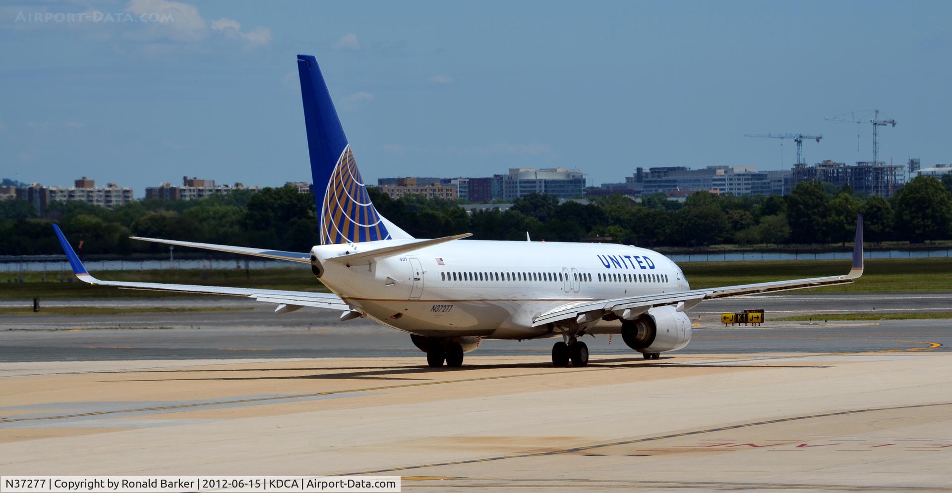 N37277, 2002 Boeing 737-824 C/N 31595, Taxi DCA
