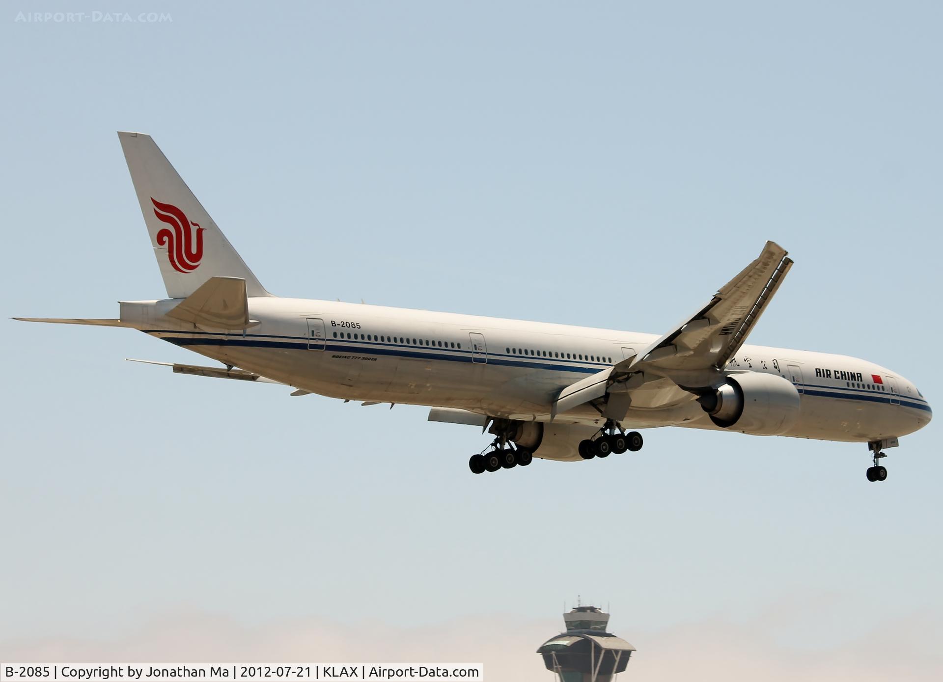 B-2085, 2011 Boeing 777-39L/ER C/N 38666, Landing 24L
